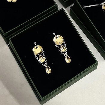 Stiftörhängen med kedja i guldförgyllt silver