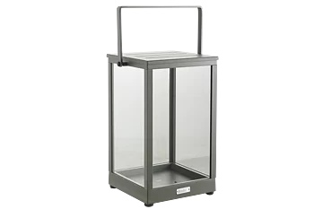 Brafab utomhuslykta i färgen Nordic Green med glasrutor och bärhandtag.