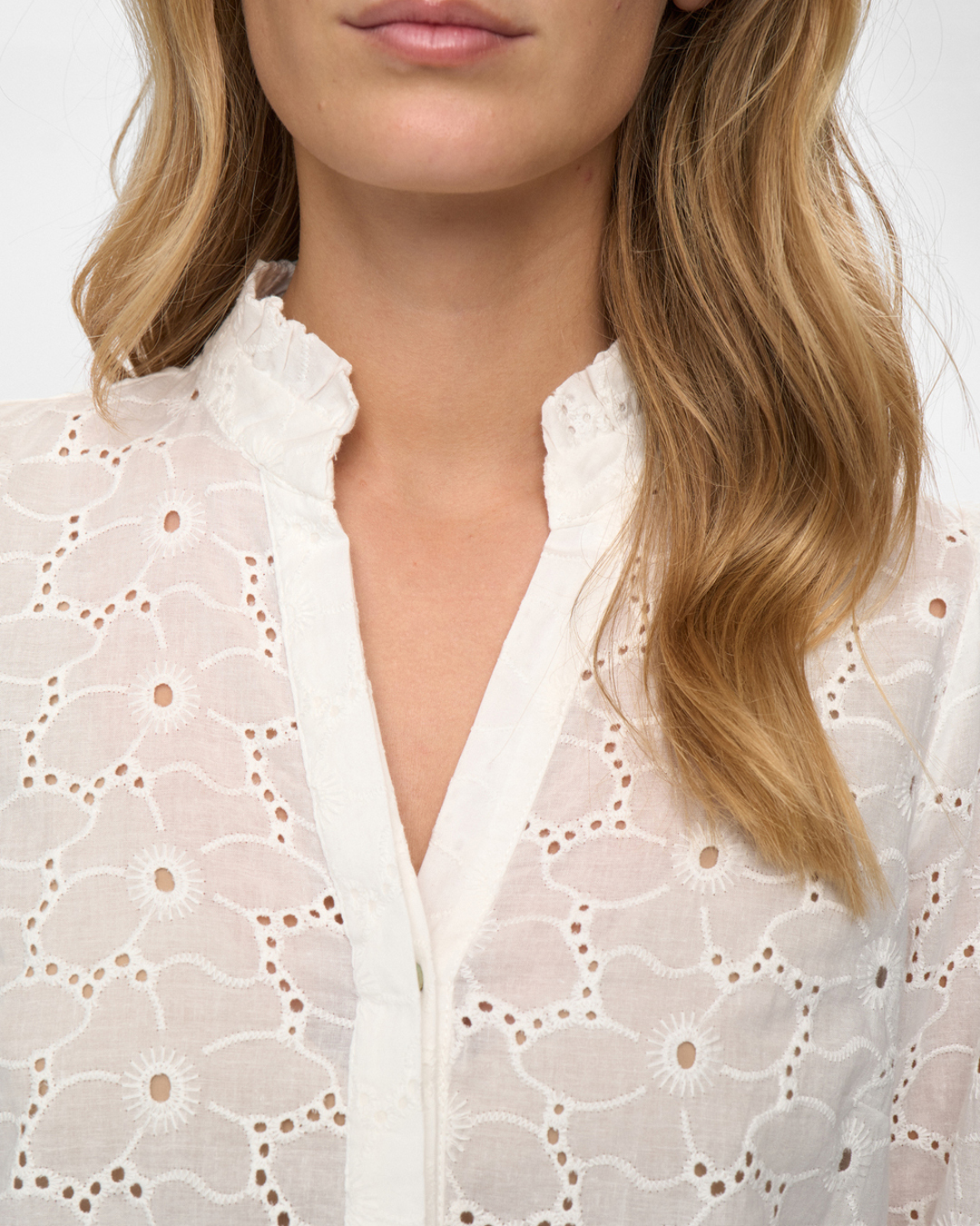 Blus Lela blommig genombruten i vit - 3