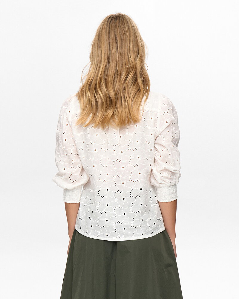 Blus Lela blommig genombruten i vit