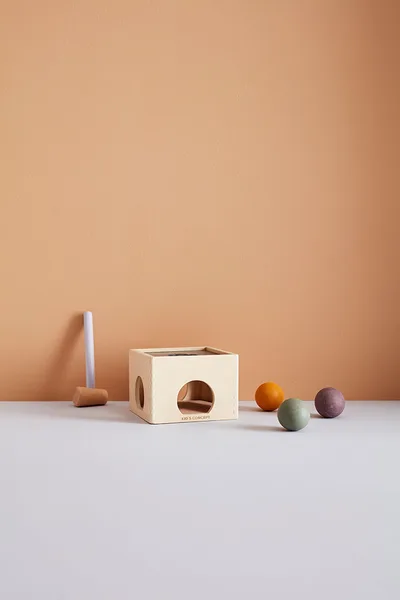 Plocklåda /  bultbräda med bollar i FSC certifierat trä från Kids Concept - 2