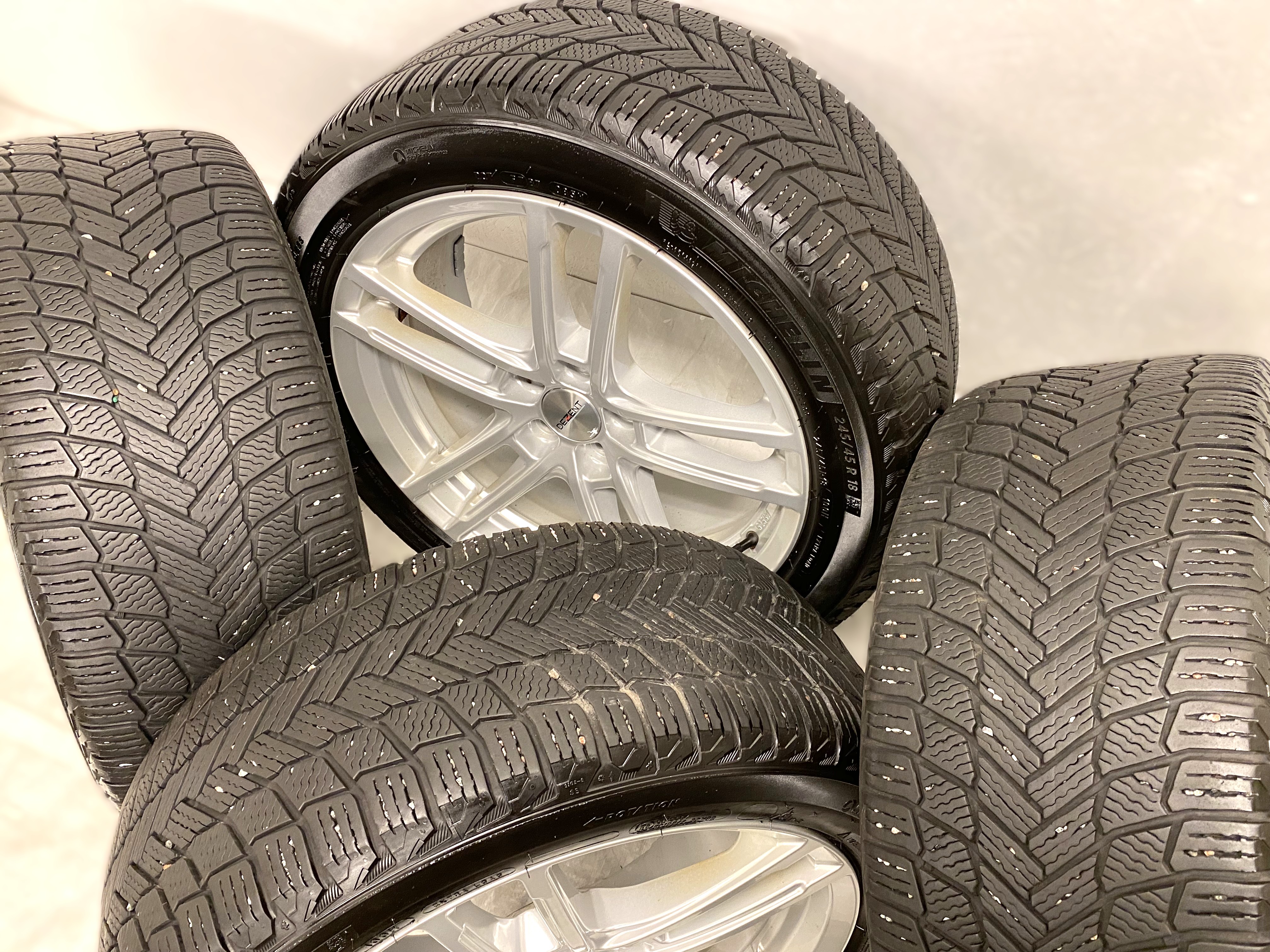 Kompletta Vinterhjul Friktion 4st | 18" DEZENT 5x108 8x18 ET42 63.4 | 245/45 R18 100H XL Michelin X-Ice Snow | V42-2020 | 5.5|5.5|5.5|5.5 mm - 3