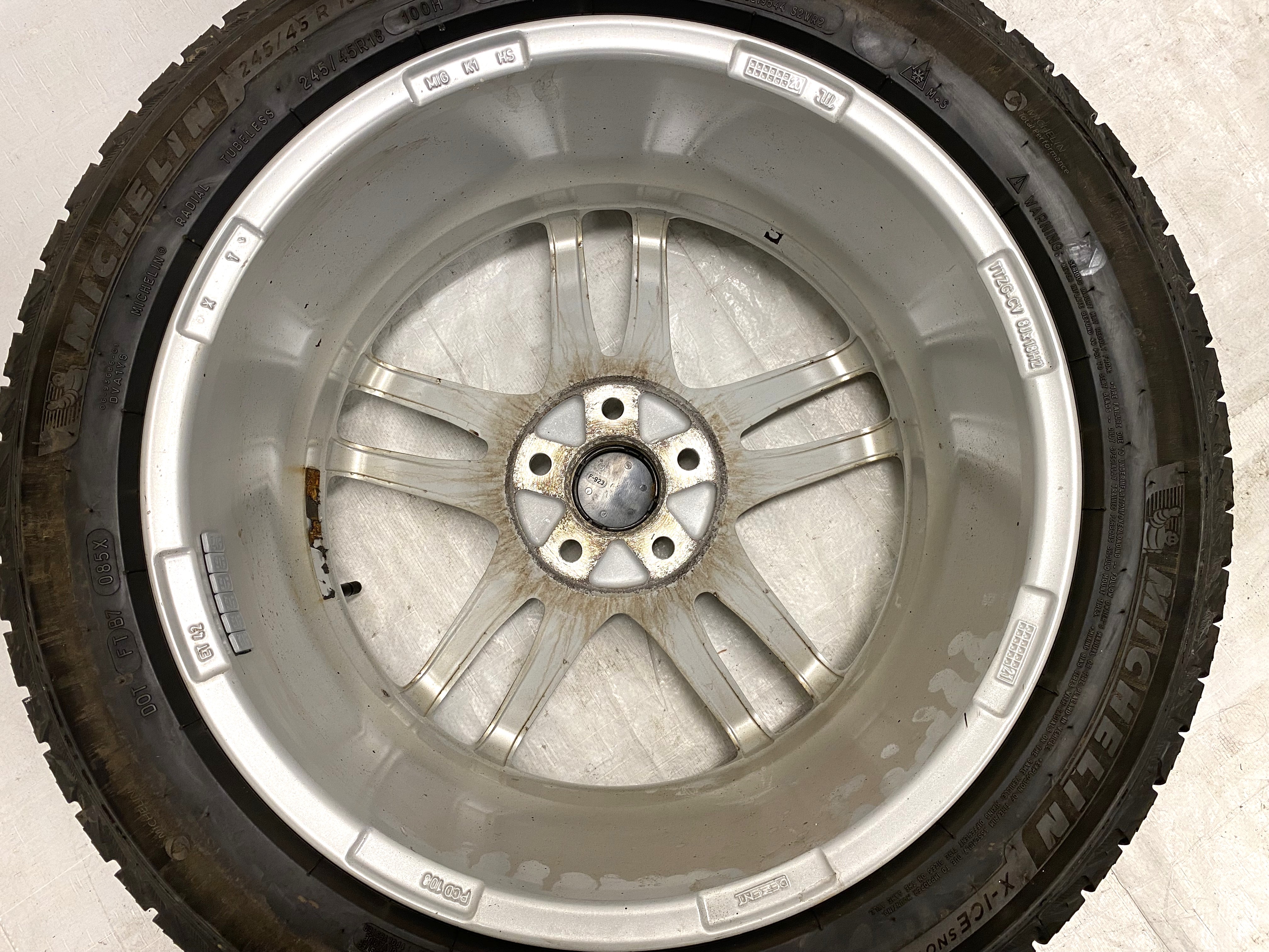 Kompletta Vinterhjul Friktion 4st | 18" DEZENT 5x108 8x18 ET42 63.4 | 245/45 R18 100H XL Michelin X-Ice Snow | V42-2020 | 5.5|5.5|5.5|5.5 mm - 8