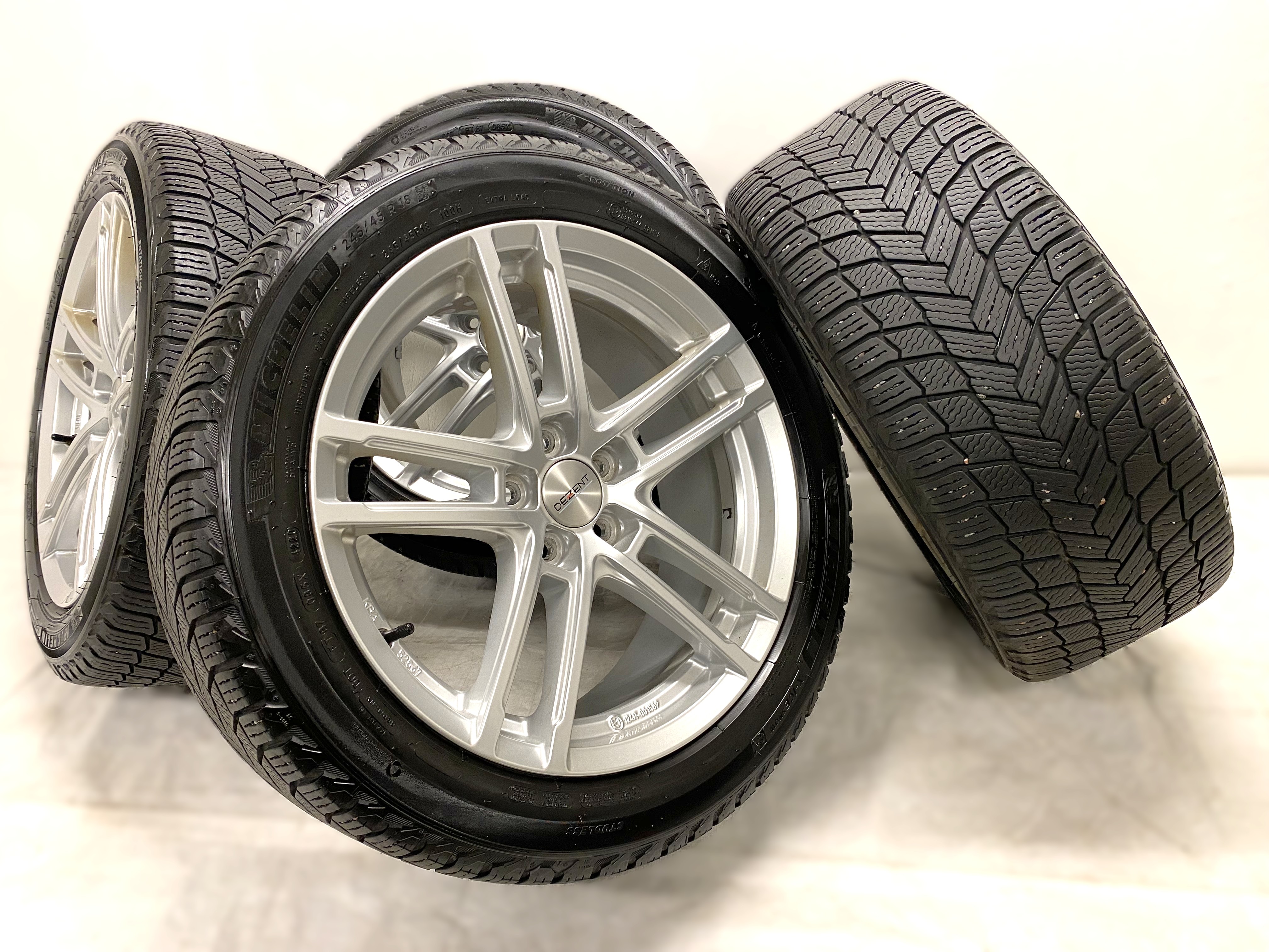Kompletta Vinterhjul Friktion 4st | 18" DEZENT 5x108 8x18 ET42 63.4 | 245/45 R18 100H XL Michelin X-Ice Snow | V42-2020 | 5.5|5.5|5.5|5.5 mm - 2