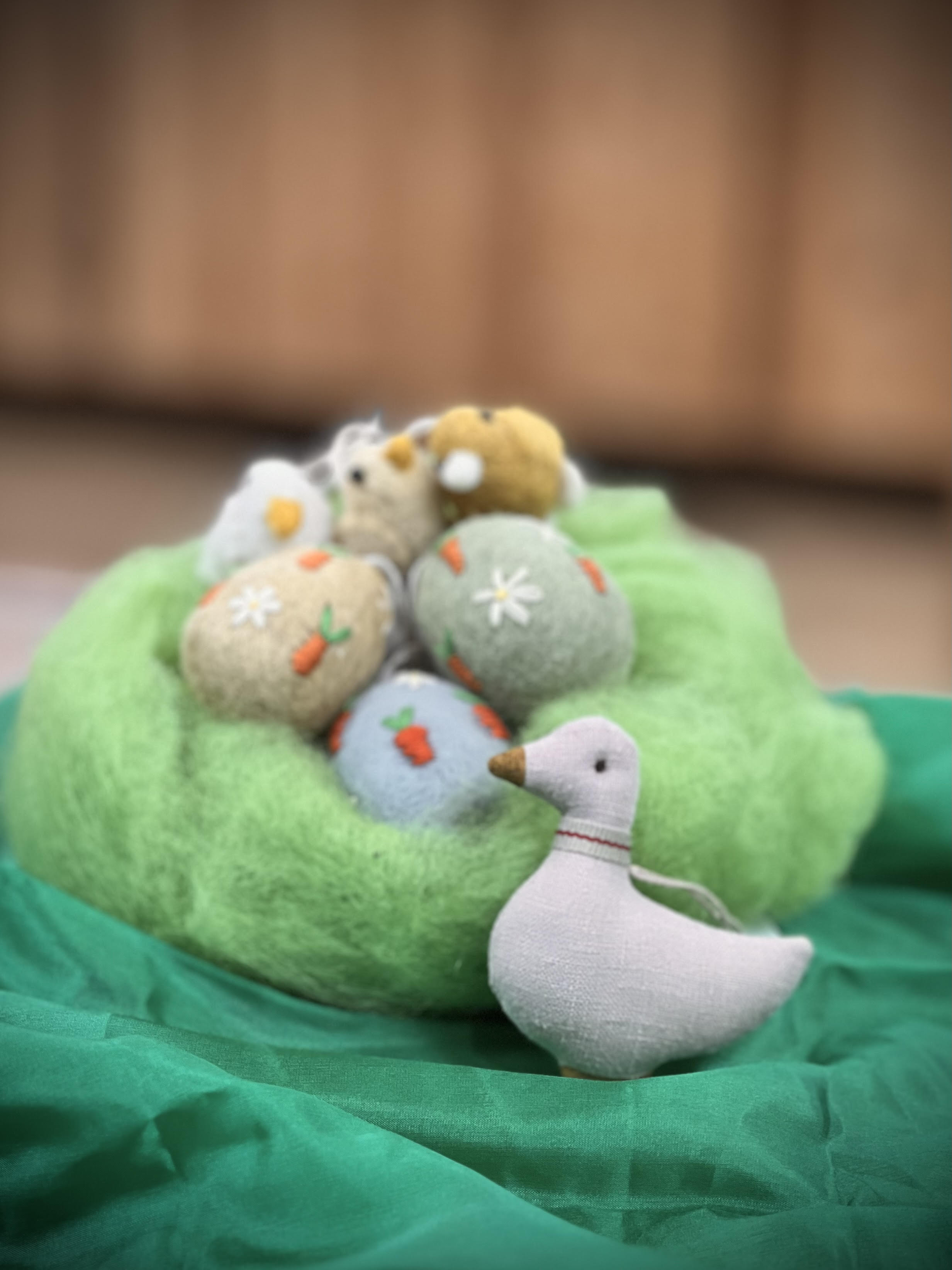 Påskgåva vid 600 kr  Påskhänge tovad ull  ägg med mönster med morötter från Gry & Sif  - 3 st