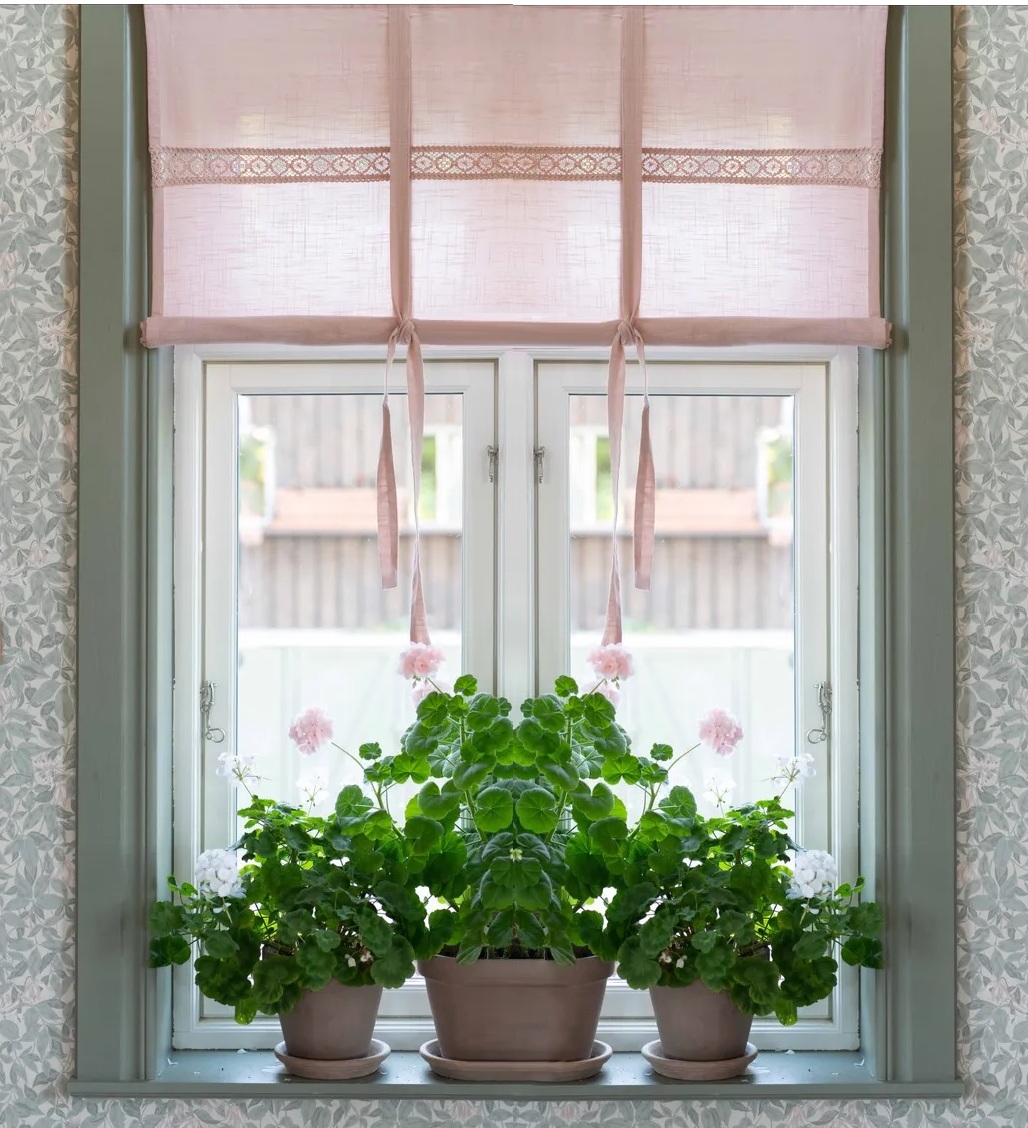 Hissgardin rosa med spets i shabby chic lantlig stil