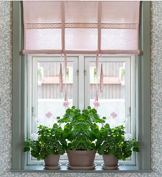 Hissgardin rosa med spets i shabby chic lantlig stil