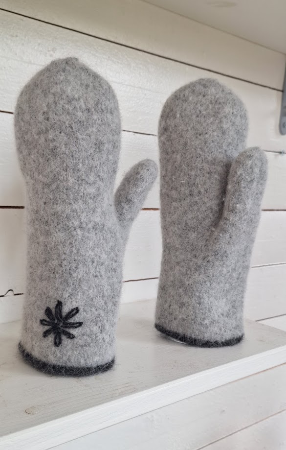 Stickade och tovade vantar