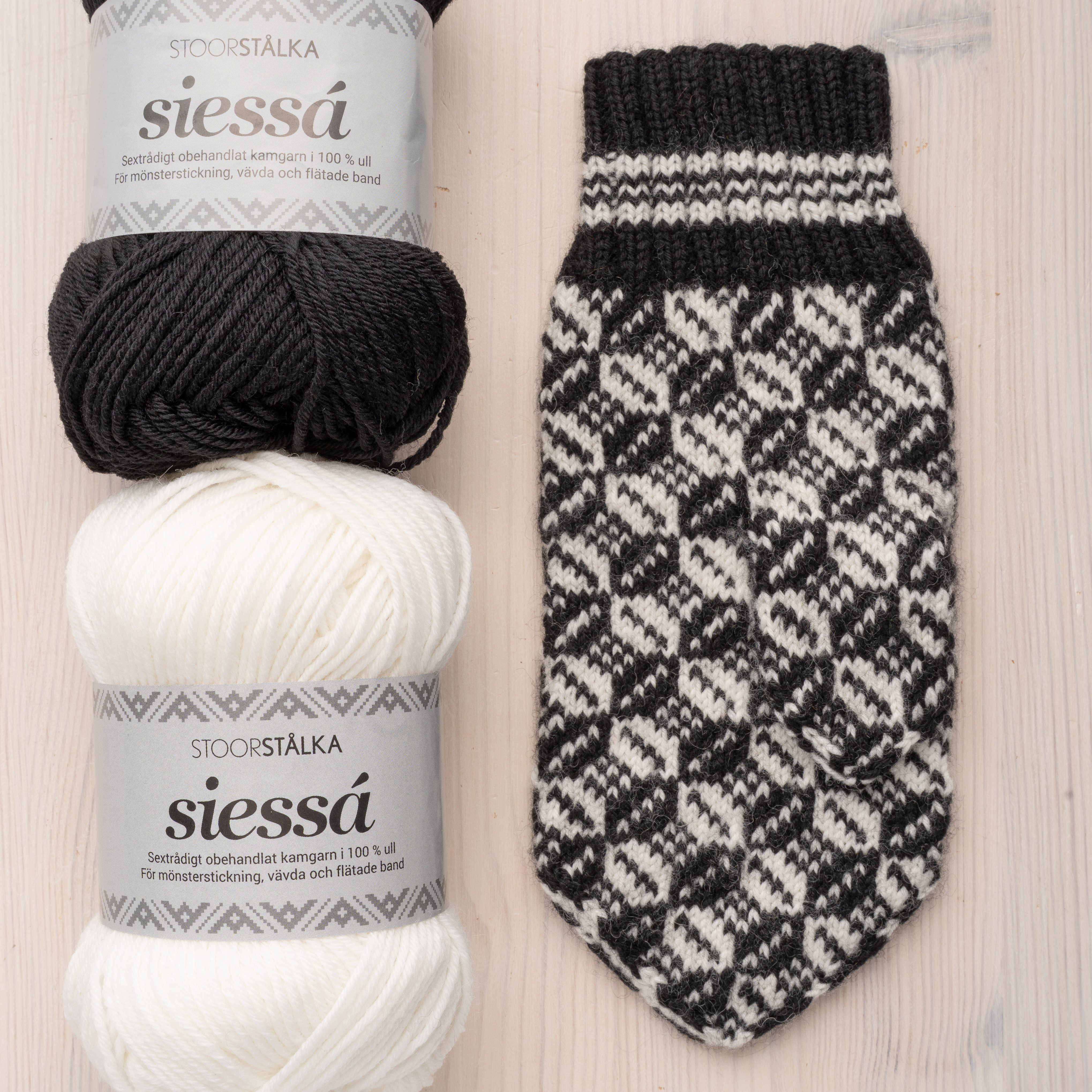 Strickpaket Fausthandschuh Marias Kaffeebohnen Jokkmokk Schwarz–Weiß