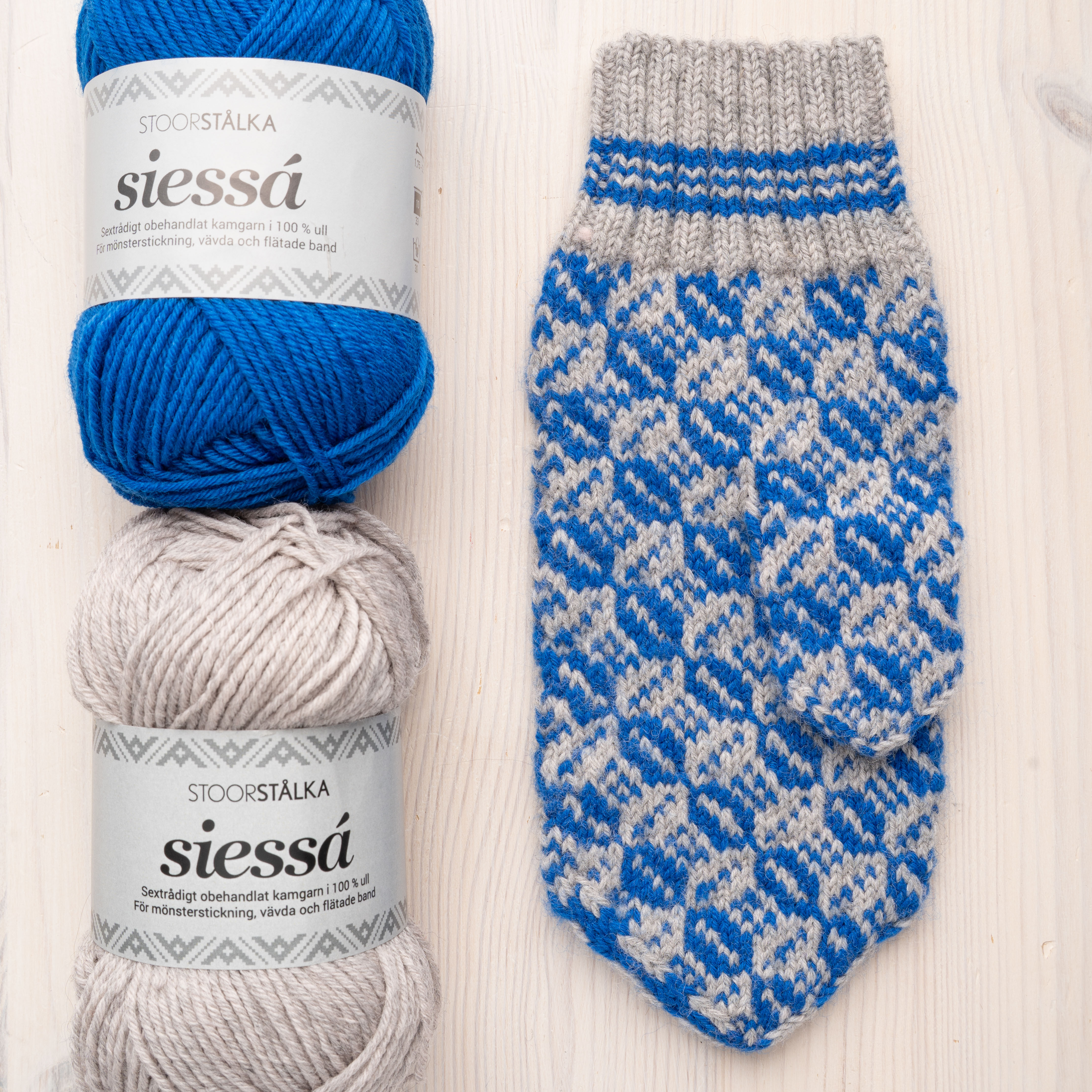 Strickpaket Fausthandschuh Marias Kaffeebohnen Jokkmokk Klarblau–Hellgrau