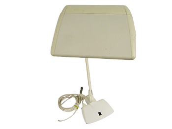  äldre, vit bords- eller skrivbordslampa