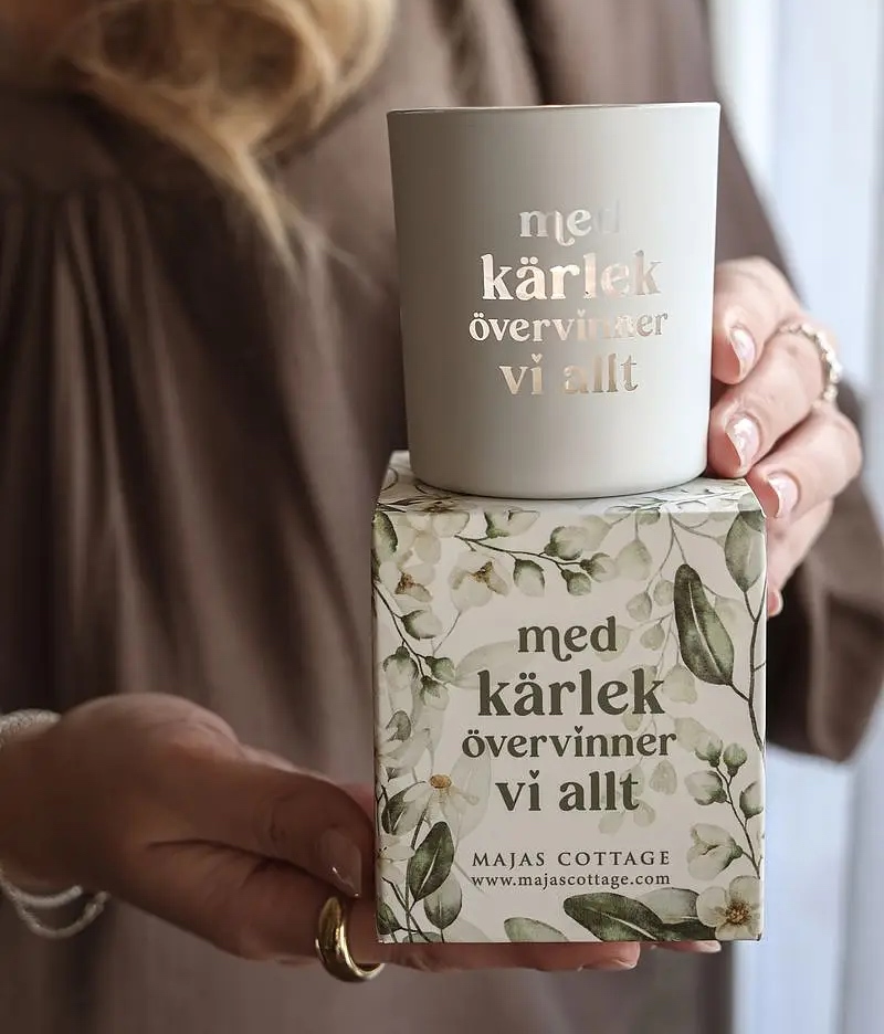 Maja Lykta - Med kärlek övervinner vi allt + Gåvobox
