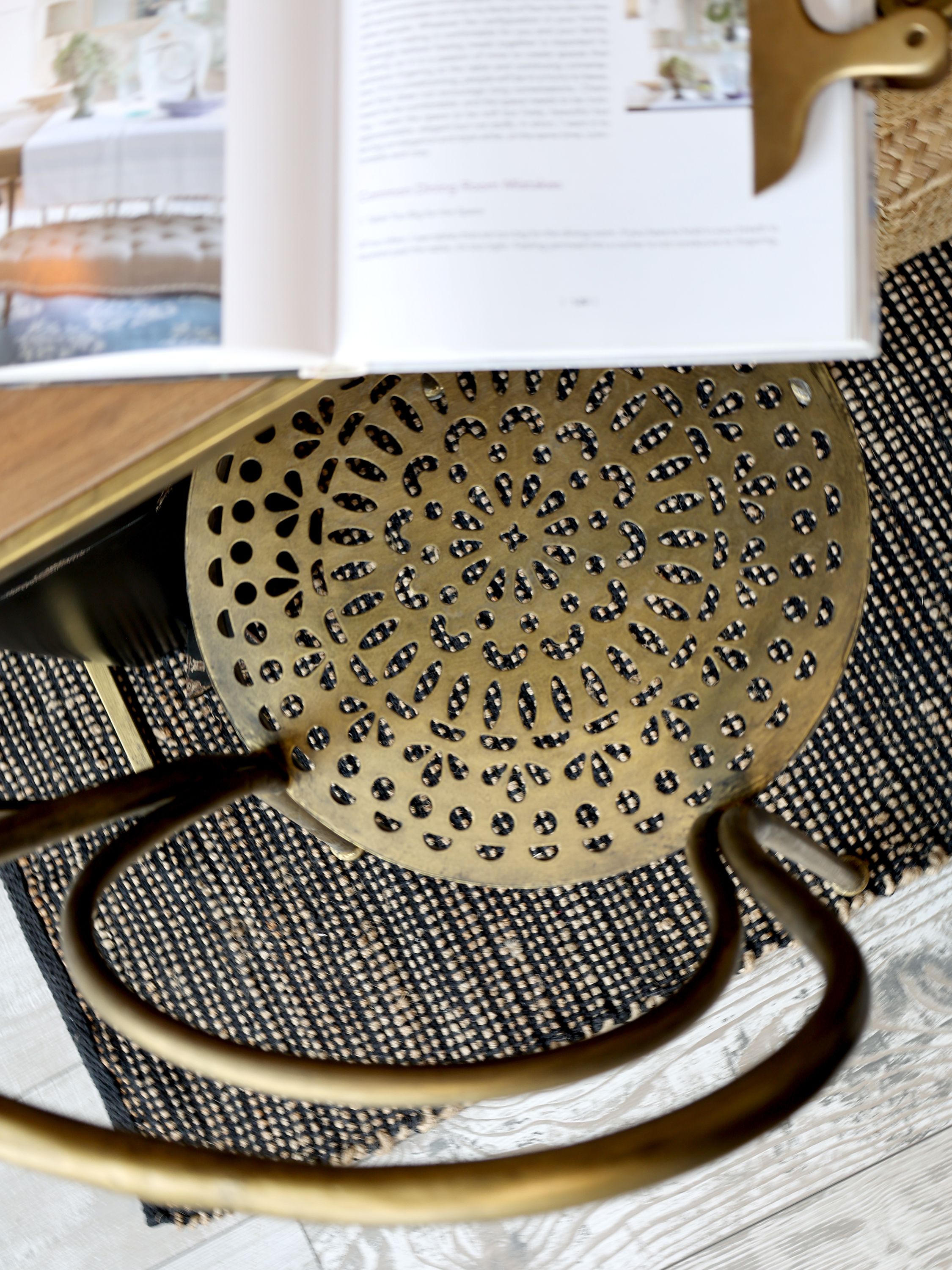 Matstol i antikmässing från Chic Antique