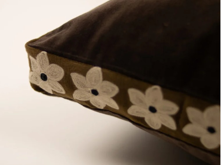 Daisy Kuddfodral Kaffe 60*60 - 2