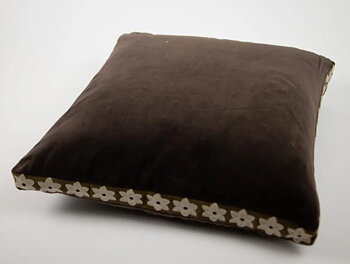 Daisy Kuddfodral Kaffe 60*60