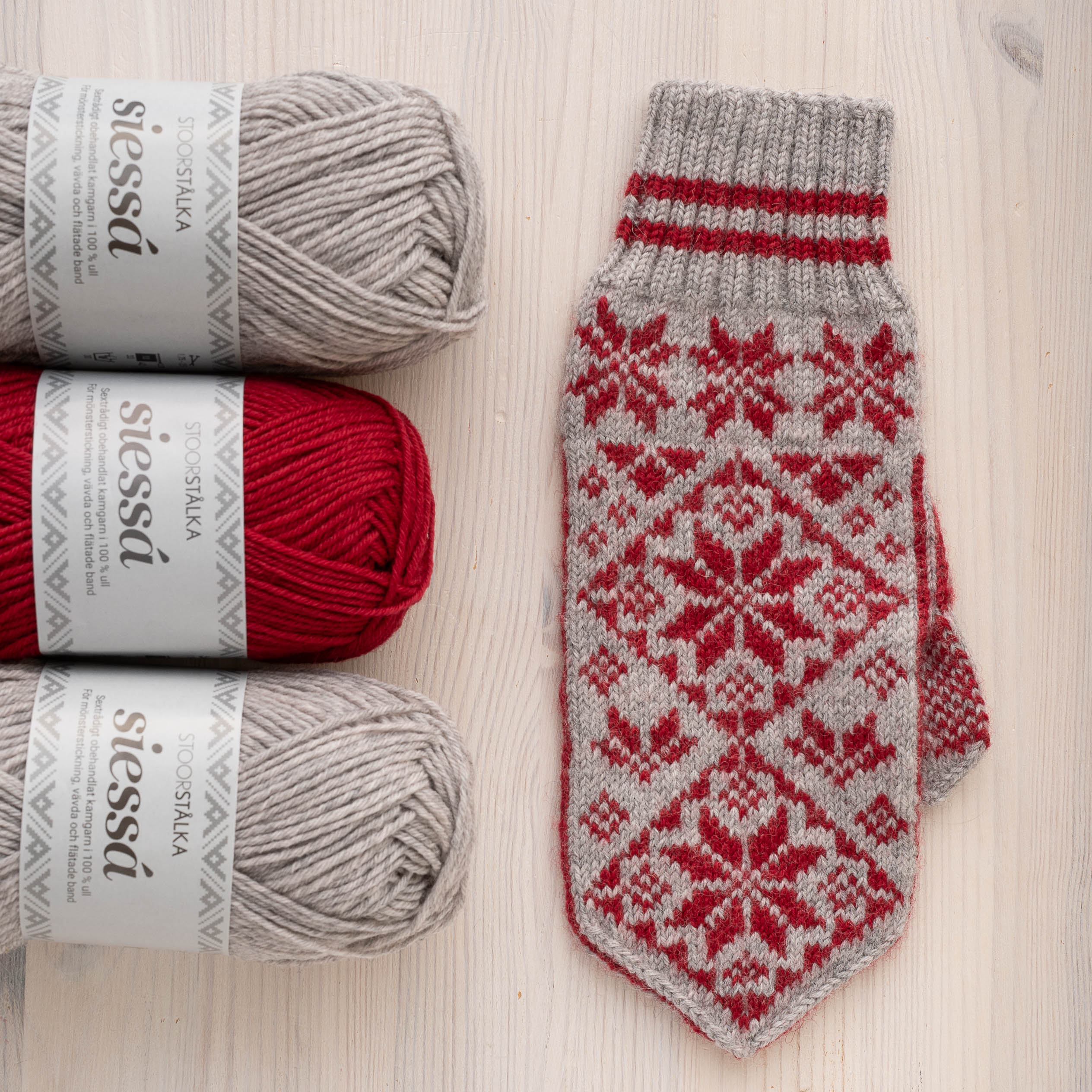 Knitting bundle mitten Stjärnvanten från Norrfjärden grey-burgundy