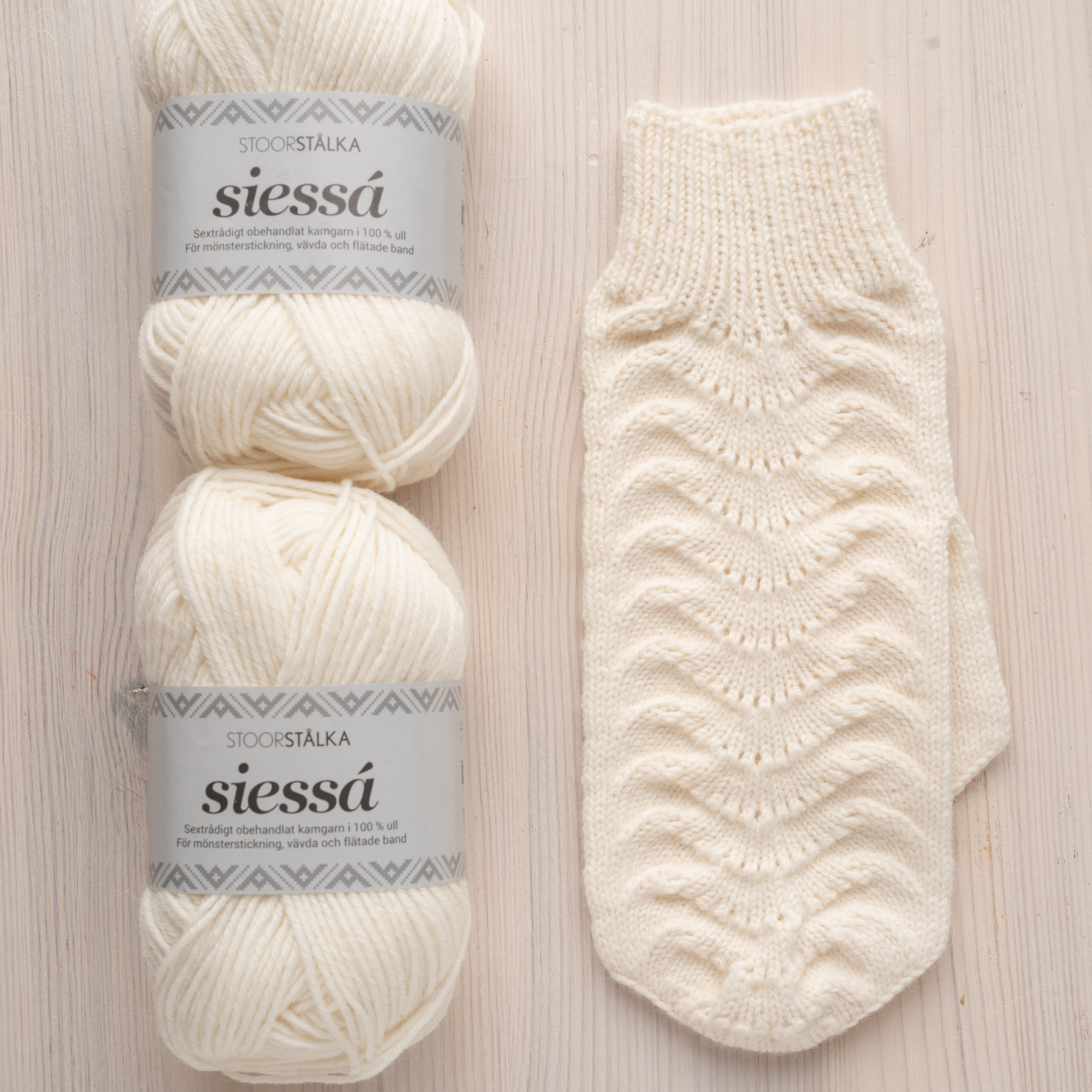 Knitting bundle mitten Kristinas finvantar Gällivare white