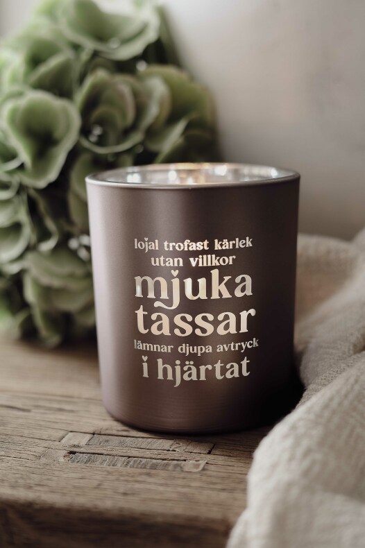 Ljuslykta "Mjuka tassar" mocca - Majas Cottage