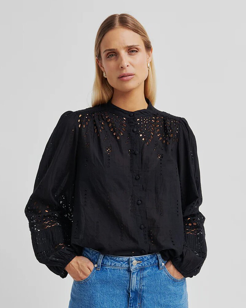 Blus Camil genombruten svart