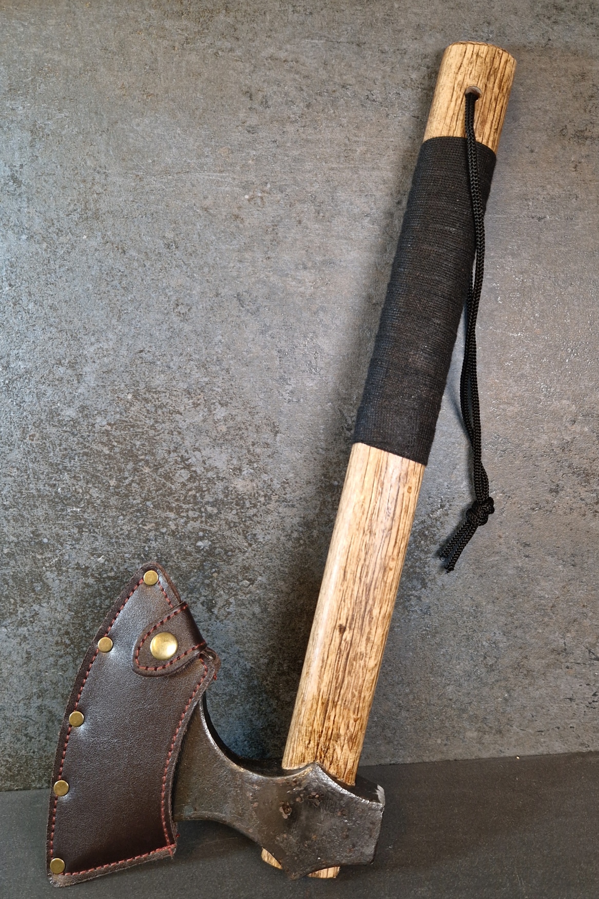 Tomahawk yxa  i smidde stål - 40cm