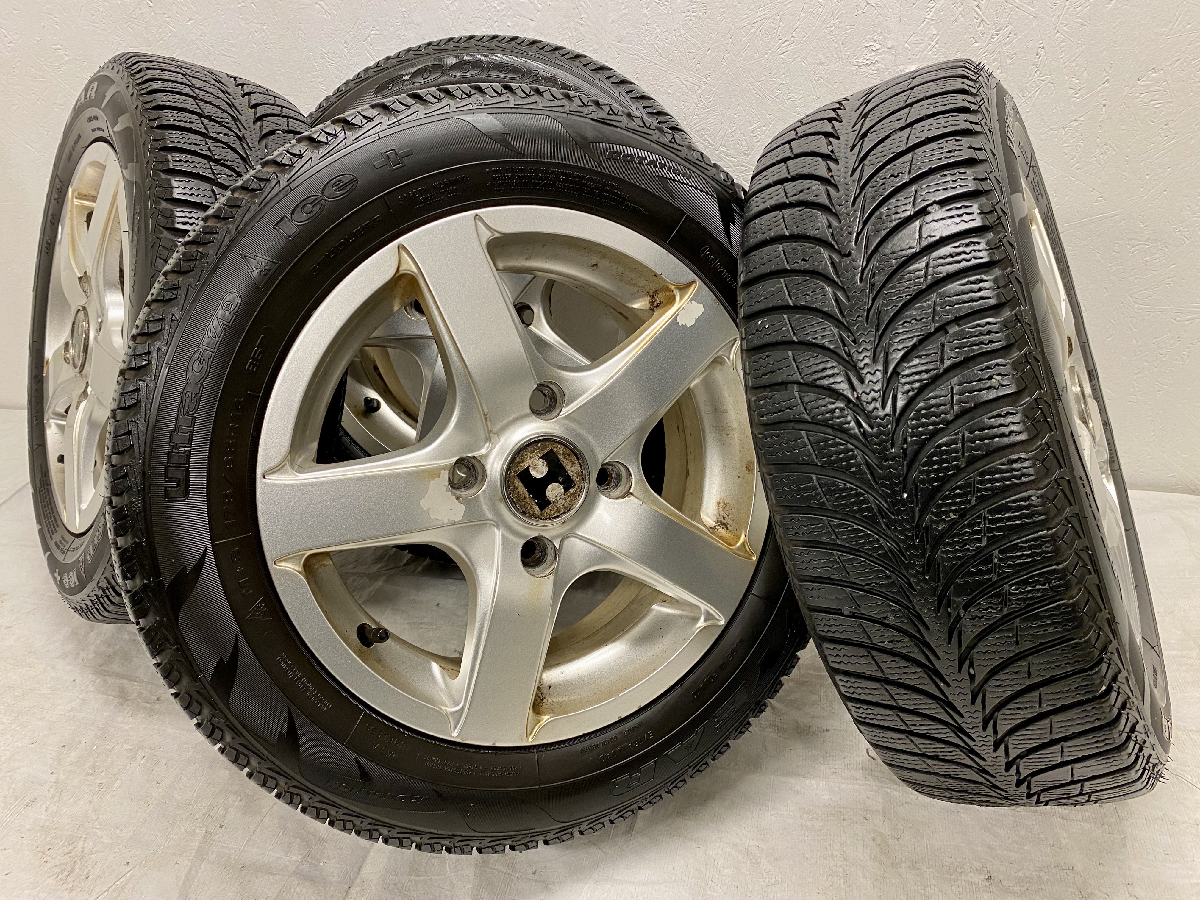 Kompletta Vinterhjul Friktion | 14" Mitsubishi Colt 4x114.3 5.5x14 ET46 67.1 + 175/65 R14 86T Goodyear Ultra Grip Ice + | V34-2010 | 5|5|4|3 mm - 2