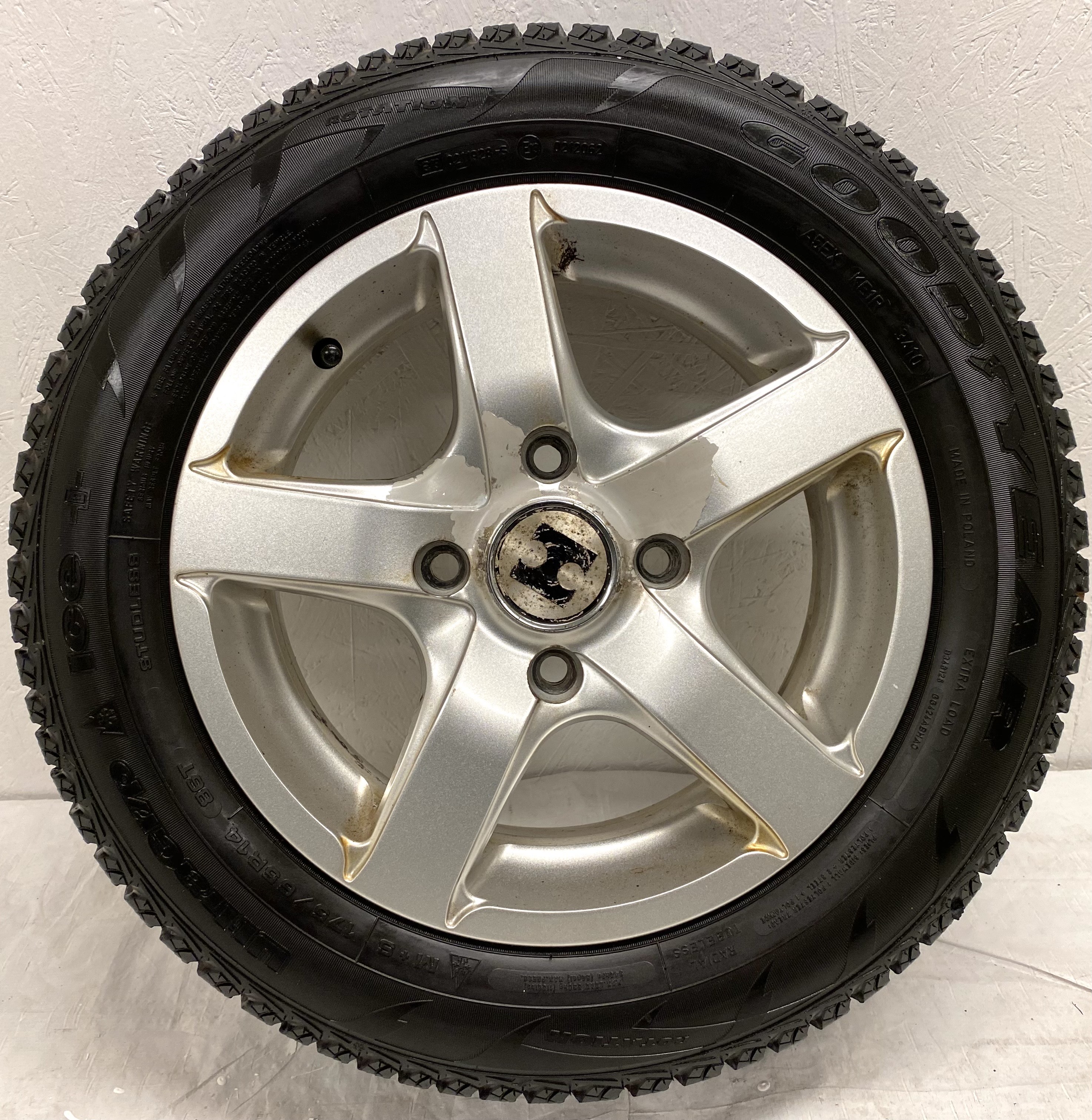 Kompletta Vinterhjul Friktion | 14" Mitsubishi Colt 4x114.3 5.5x14 ET46 67.1 + 175/65 R14 86T Goodyear Ultra Grip Ice + | V34-2010 | 5|5|4|3 mm - 7