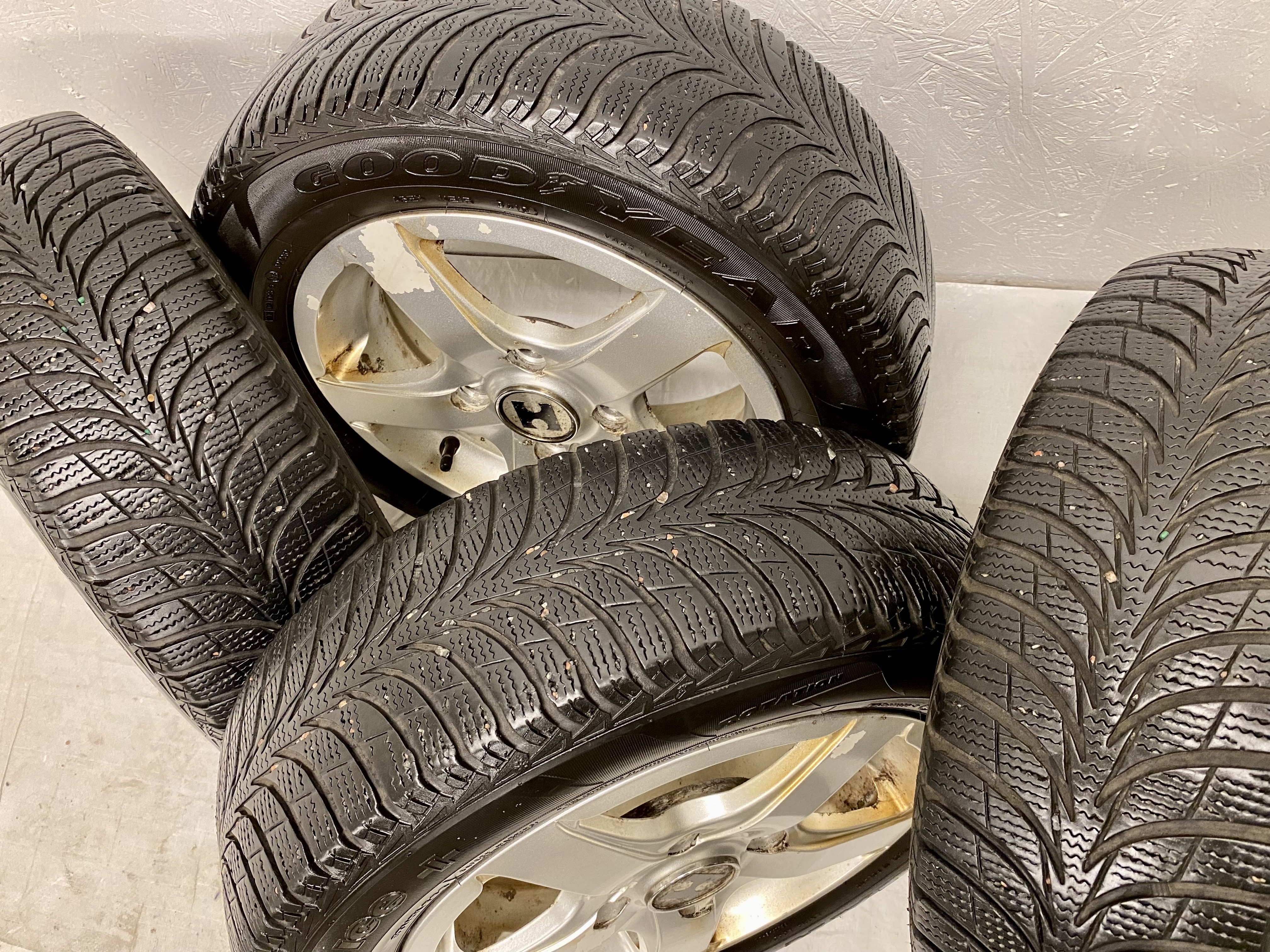 Kompletta Vinterhjul Friktion | 14" Mitsubishi Colt 4x114.3 5.5x14 ET46 67.1 + 175/65 R14 86T Goodyear Ultra Grip Ice + | V34-2010 | 5|5|4|3 mm - 3