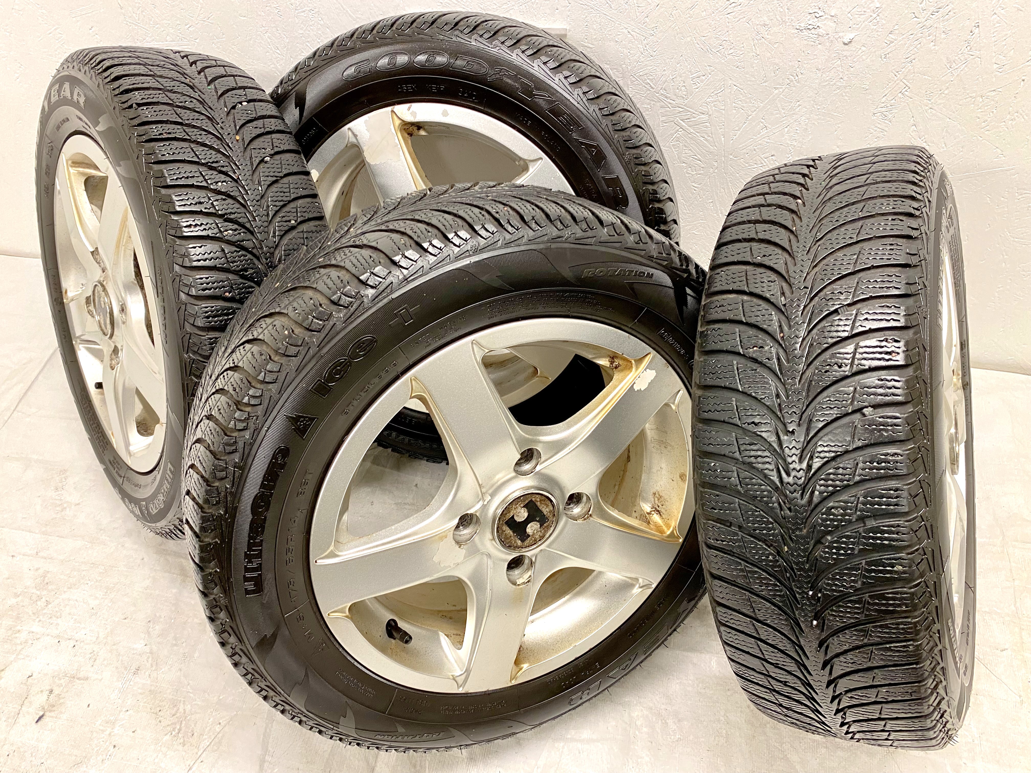 Kompletta Vinterhjul Friktion | 14" Mitsubishi Colt 4x114.3 5.5x14 ET46 67.1 + 175/65 R14 86T Goodyear Ultra Grip Ice + | V34-2010 | 5|5|4|3 mm