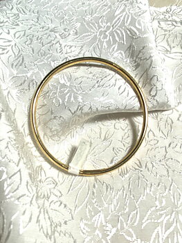 Armring i 18 Karat guld. Rund  Storlek: 66mm.   Vikt: 7,8  gram  