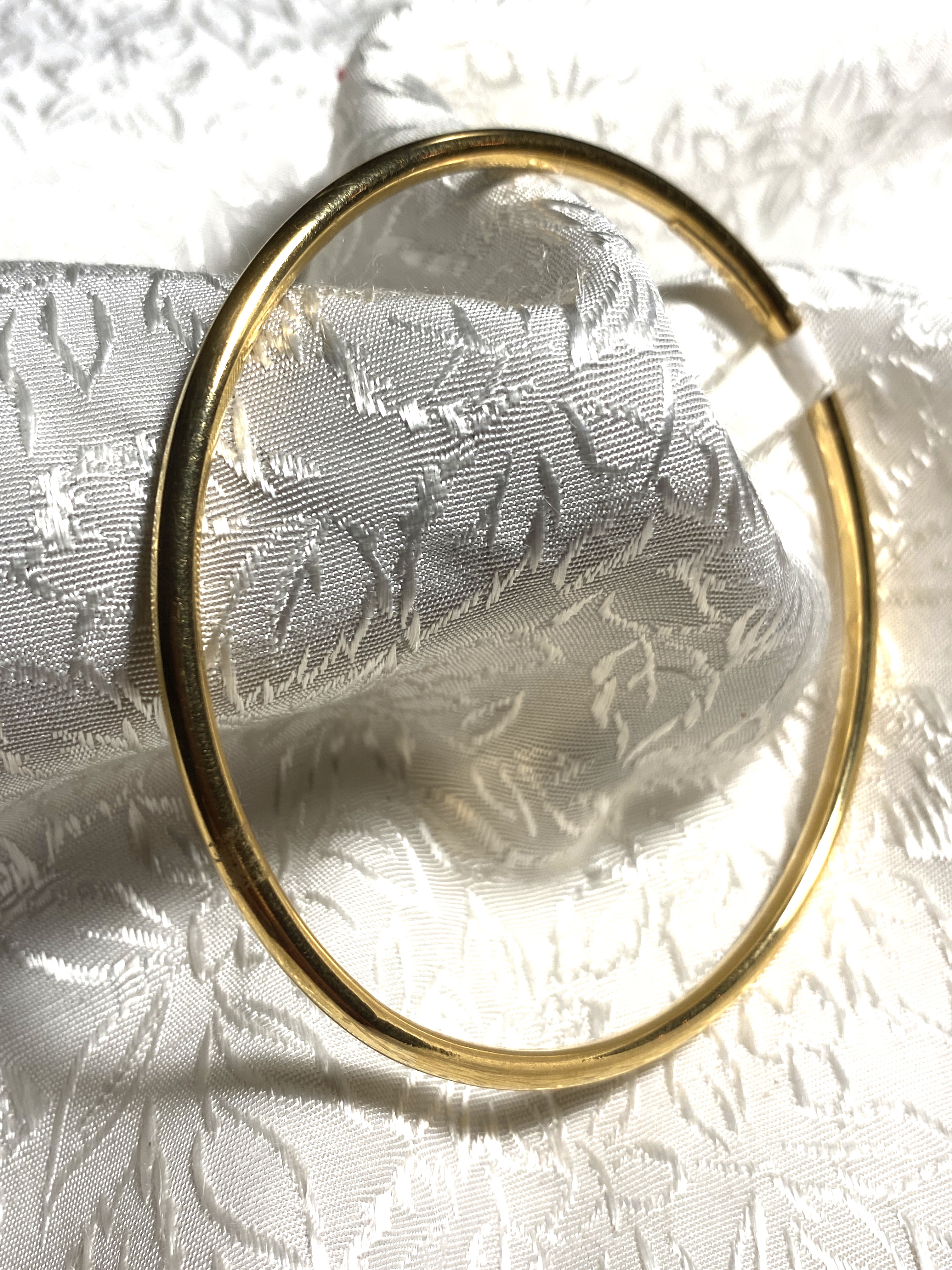 Armring i 18 Karat guld. Rund  Storlek: 66mm.   Vikt: 7,8  gram   - 2