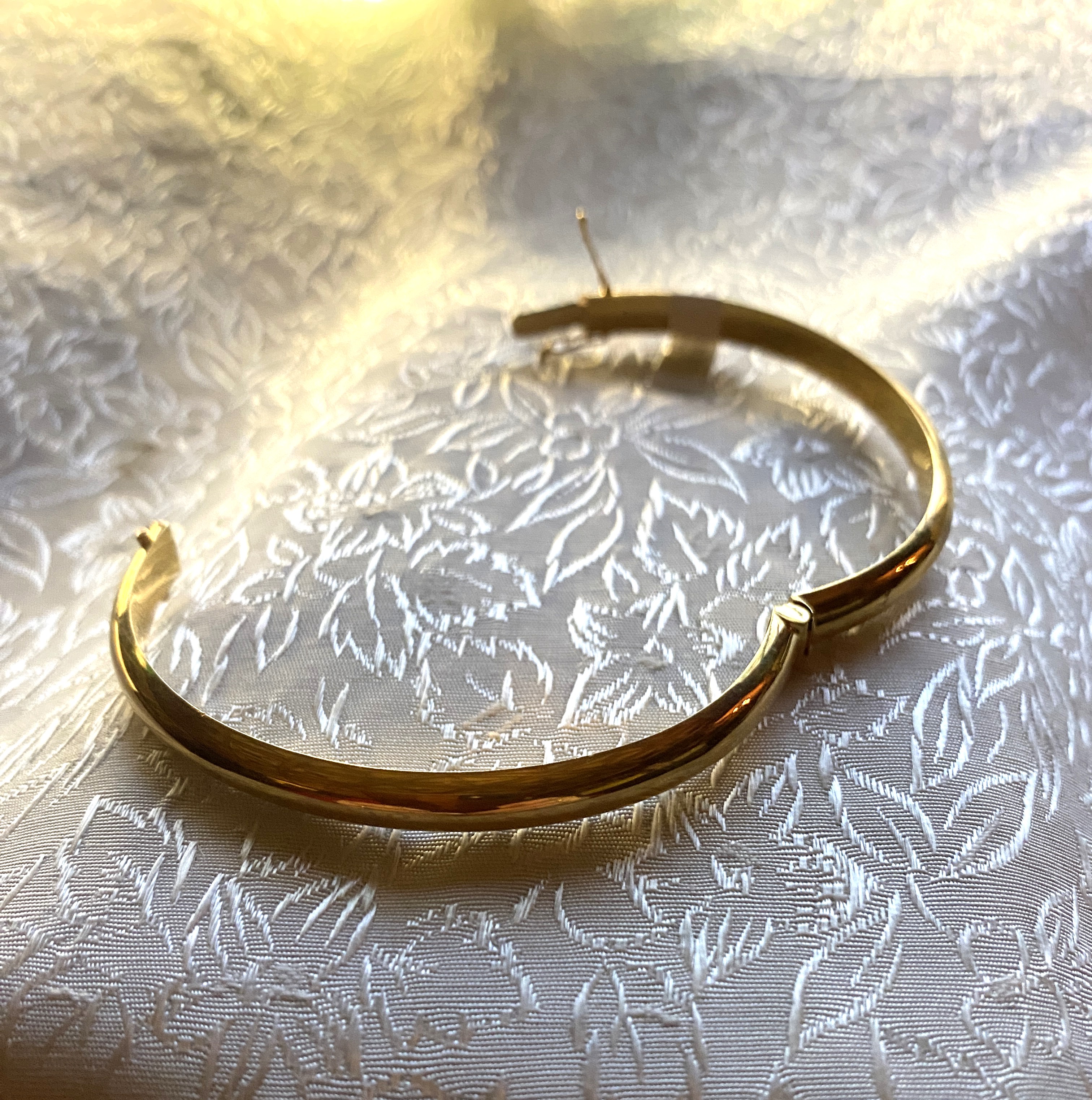 Armring i 18 Karat guld. Slät ,rund.  Storlek: 60mm. Öppningsbar.  Vikt: 10,7 gram  - 2