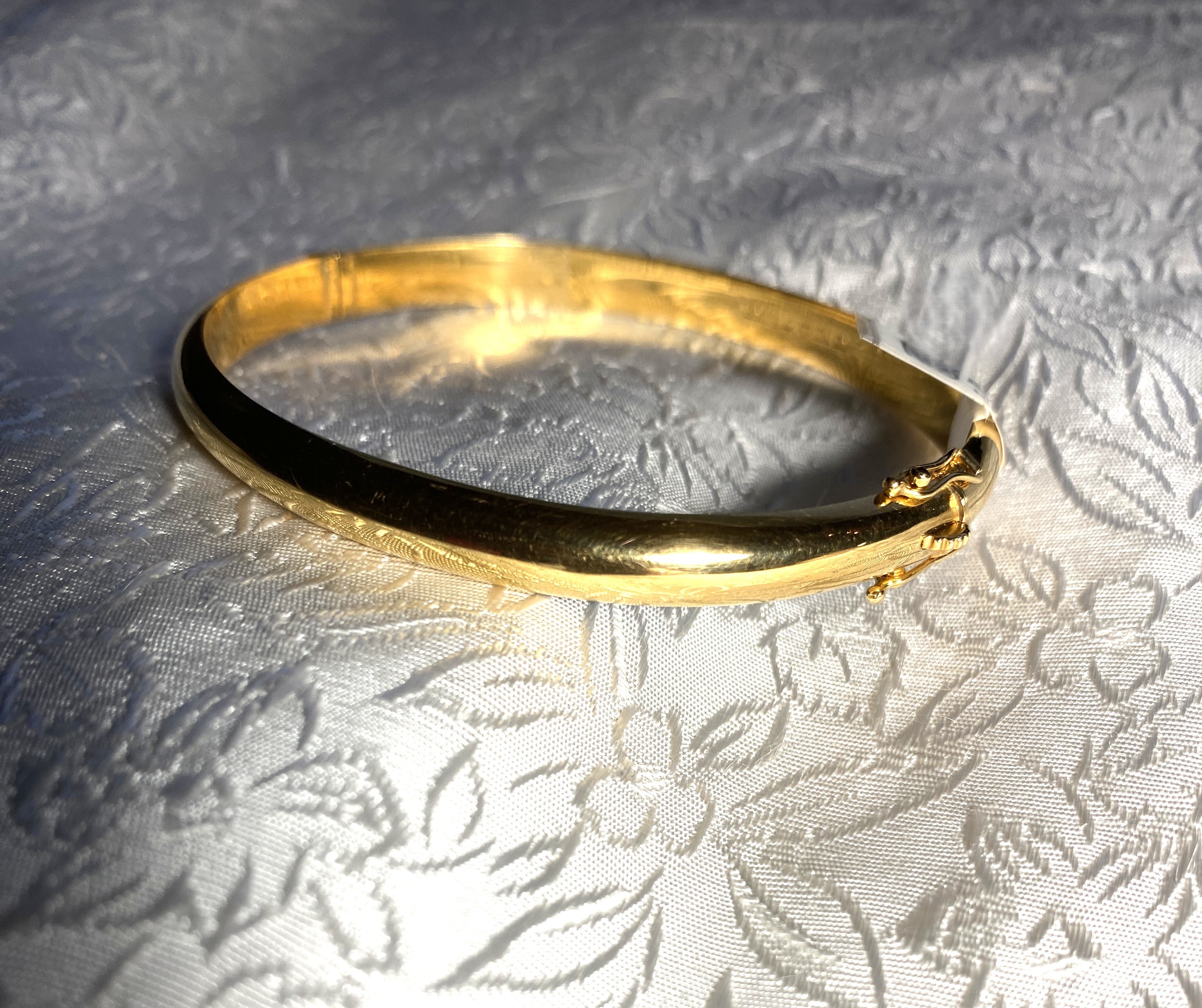 Armring i 18 Karat guld. Slät ,rund.  Storlek: 60mm. Öppningsbar.  Vikt: 10,7 gram  - 3