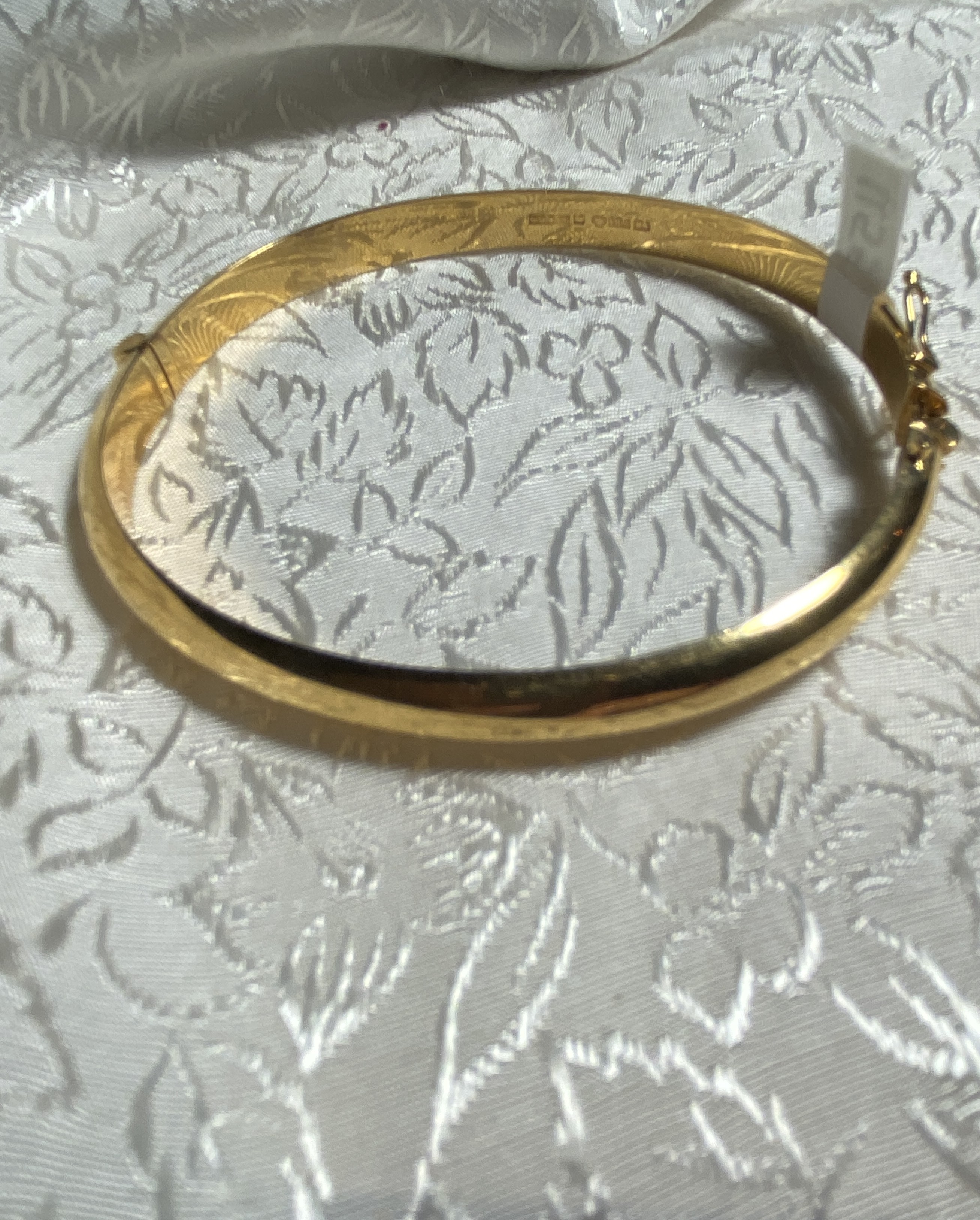 Armring i 18 Karat guld. Slät ,rund.  Storlek: 60mm. Öppningsbar.  Vikt: 10,7 gram 