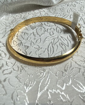 Armring i 18 Karat guld. Slät ,rund.  Storlek: 60mm. Öppningsbar.  Vikt: 10,7 gram 