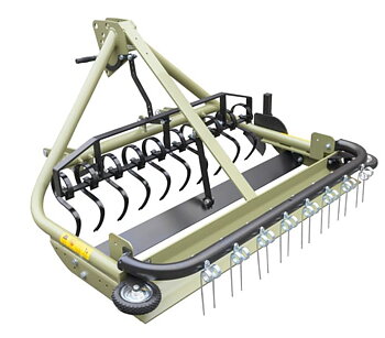 Ridbaneharv PRO från Equistore i arbete på ridbana med sand- och grusunderlag