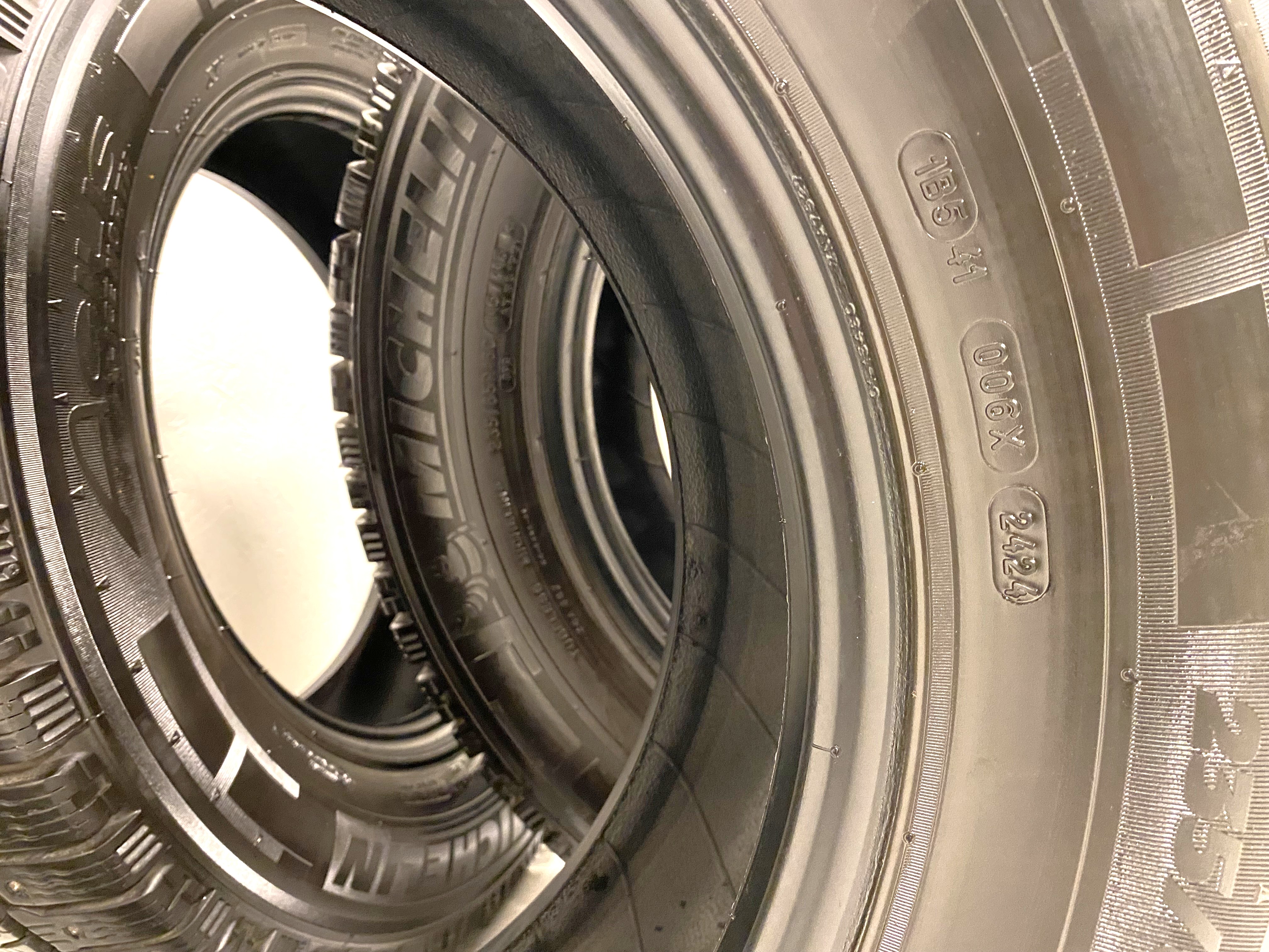 16" BEGAGNADE VINTERDÄCK DUBB | 4 st 235/65 R16C 115/113R 8PR Michelin Agilis X-Ice North | V24-24 | 8.5|8.5|7.5|7.5 mm - 5
