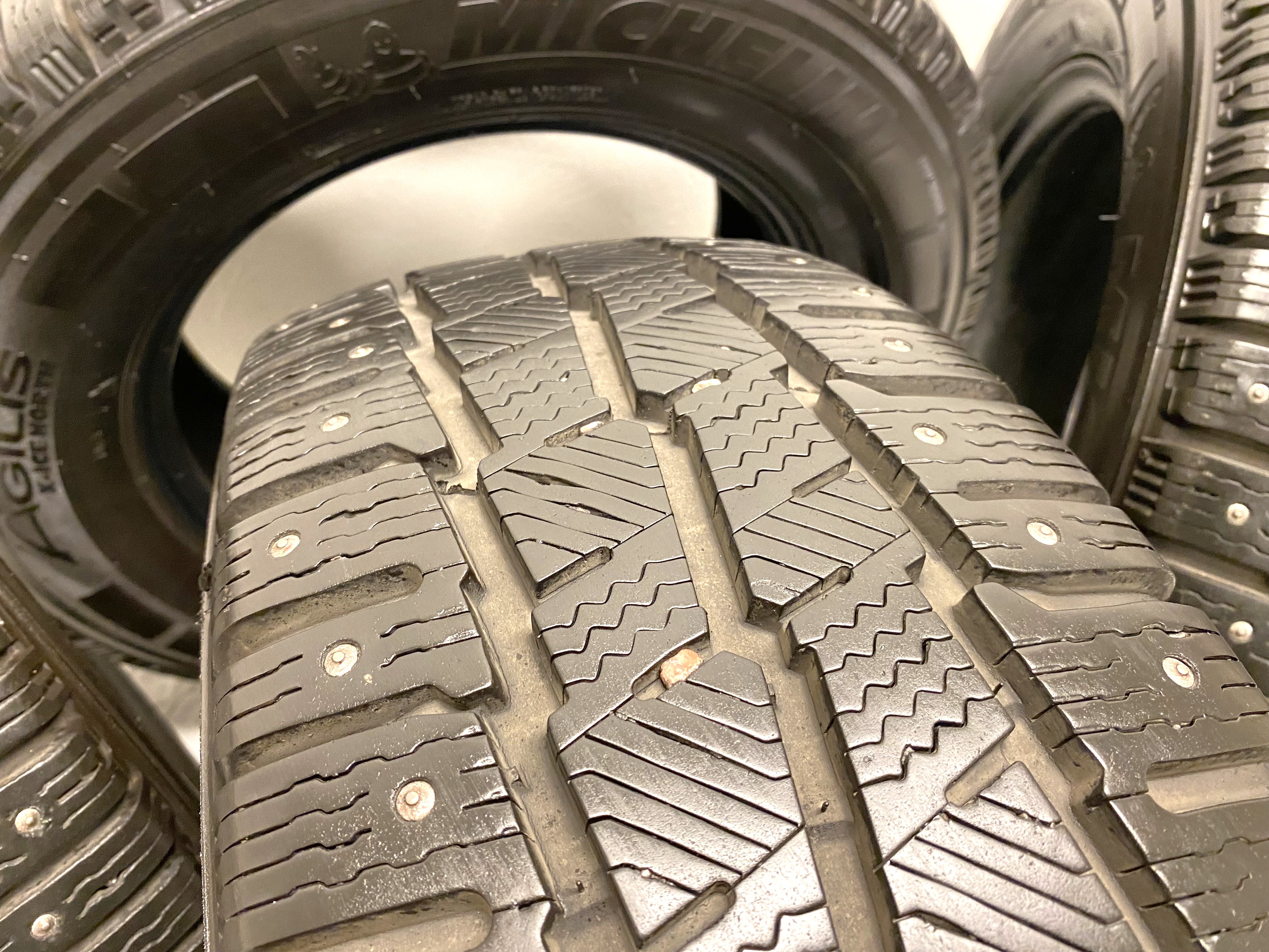 16" BEGAGNADE VINTERDÄCK DUBB | 4 st 235/65 R16C 115/113R 8PR Michelin Agilis X-Ice North | V24-24 | 8.5|8.5|7.5|7.5 mm - 4