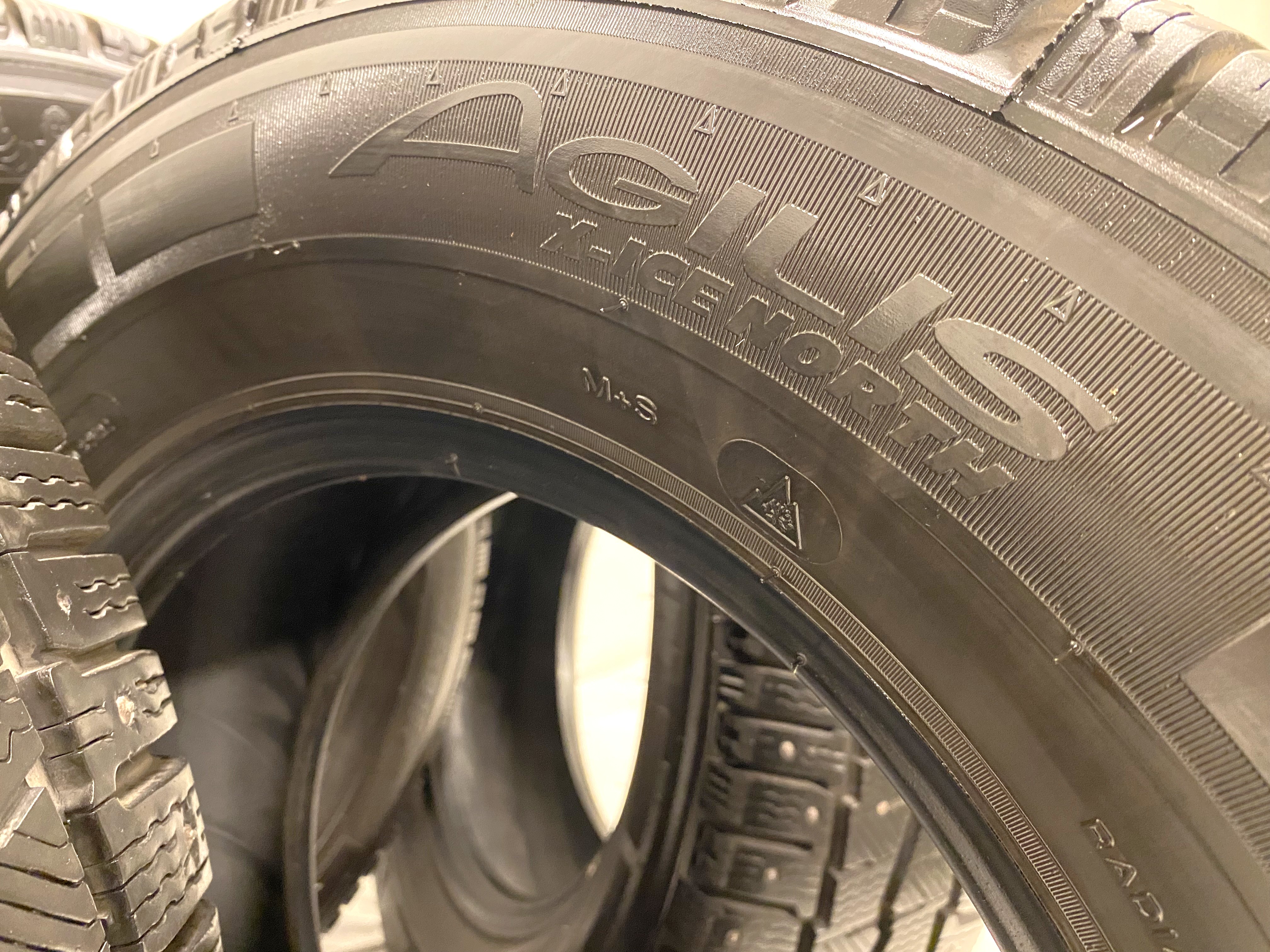 16" BEGAGNADE VINTERDÄCK DUBB | 4 st 235/65 R16C 115/113R 8PR Michelin Agilis X-Ice North | V24-24 | 8.5|8.5|7.5|7.5 mm - 3