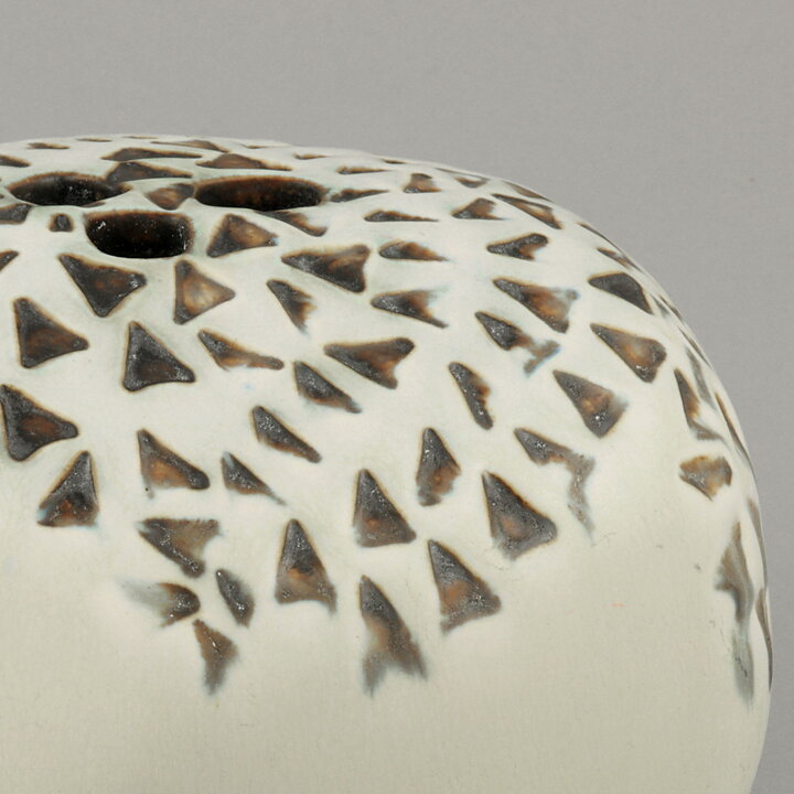 Johnny Rolf (1966) White Flower Stone with Relief Decor 14/10 cm