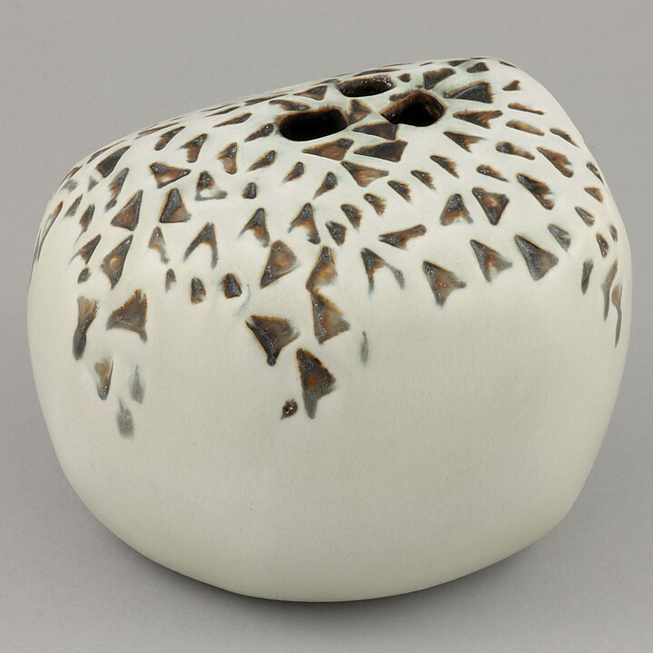 ジョニー・ロルフ  白の花の石の置物   14/10cm  1966年