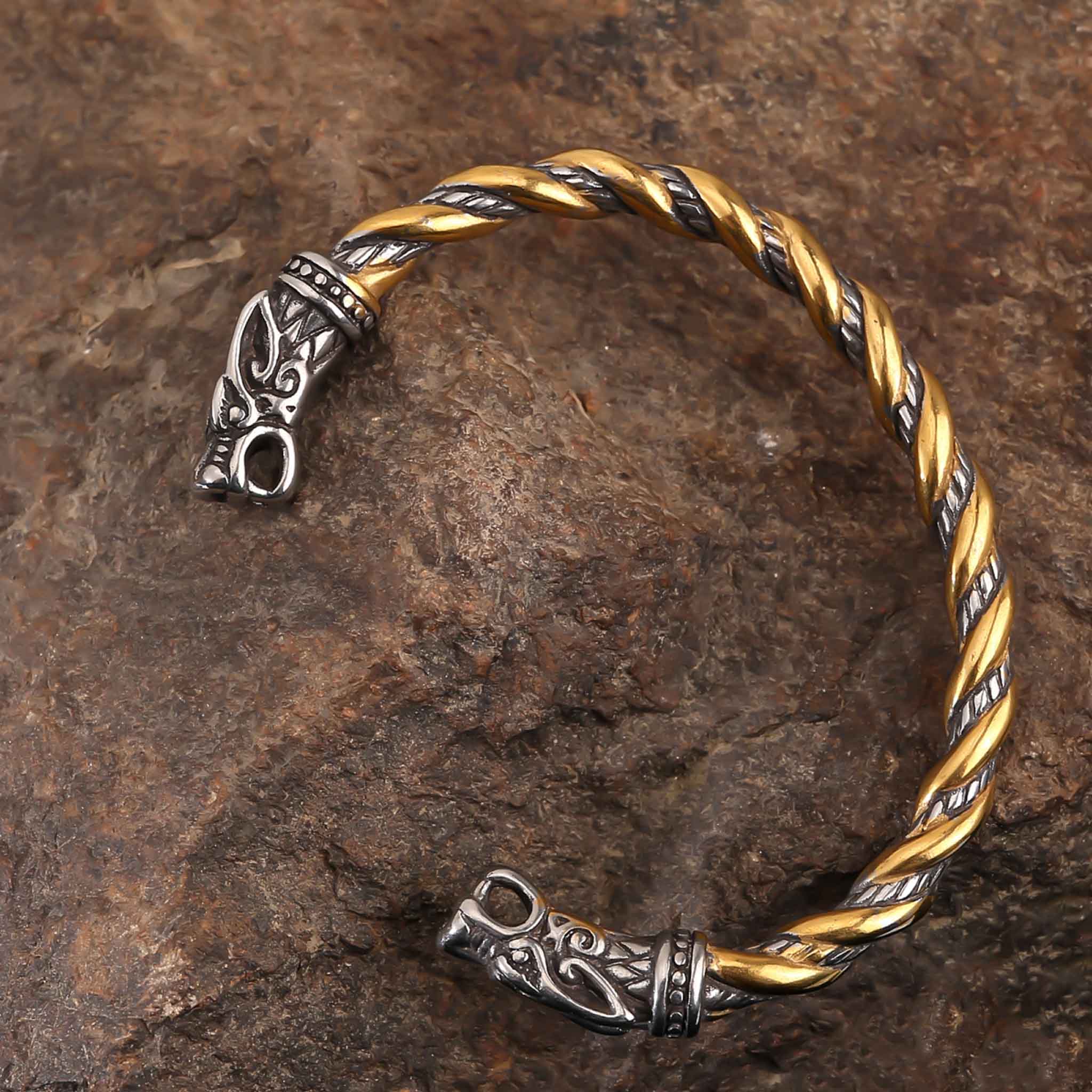 Kraftfuldt vikingarmbånd drage med gyldne detaljer