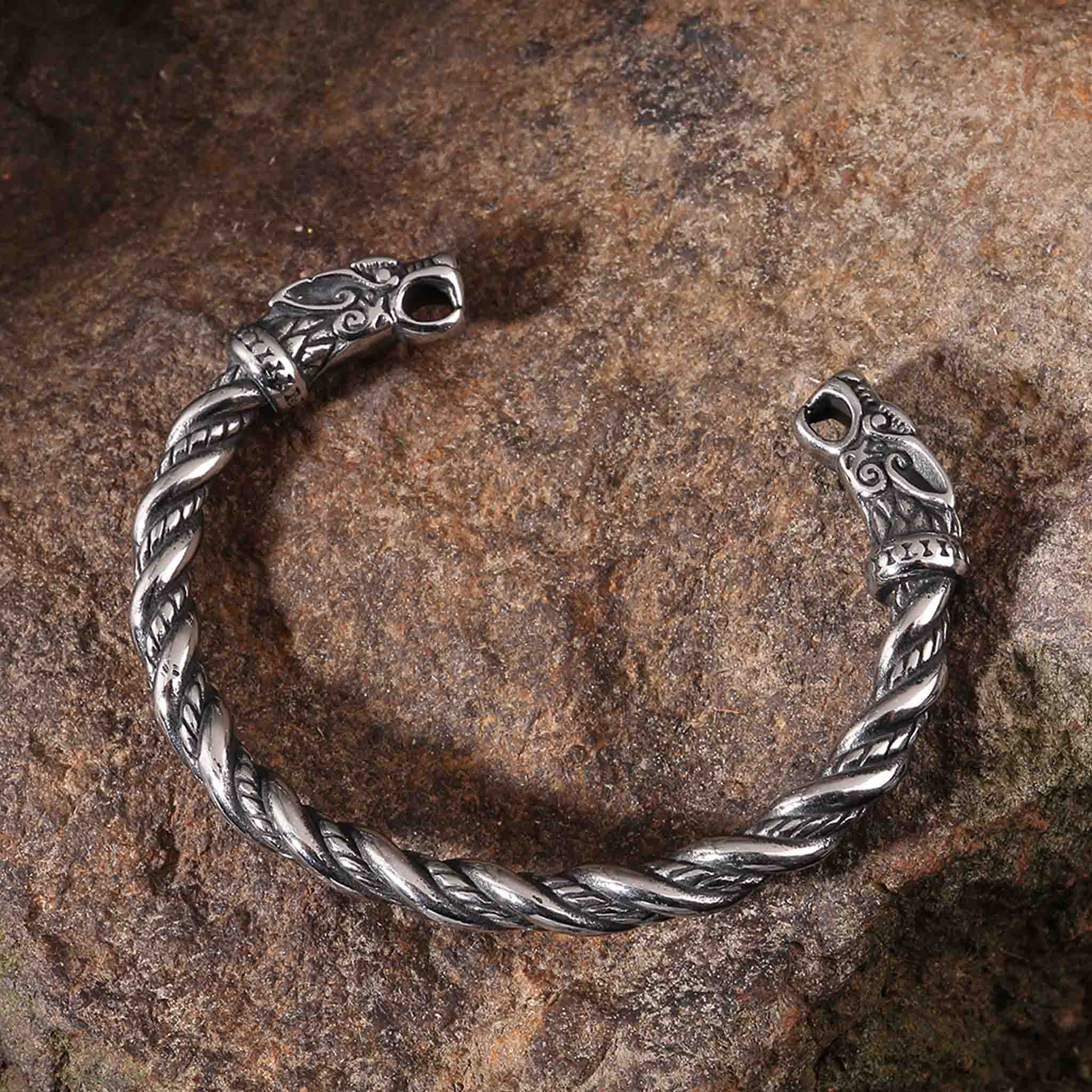 Kraftfuldt vikingarmbånd drage