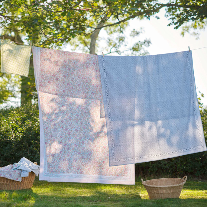 Dukar hängande på tvättlina i sommarsol