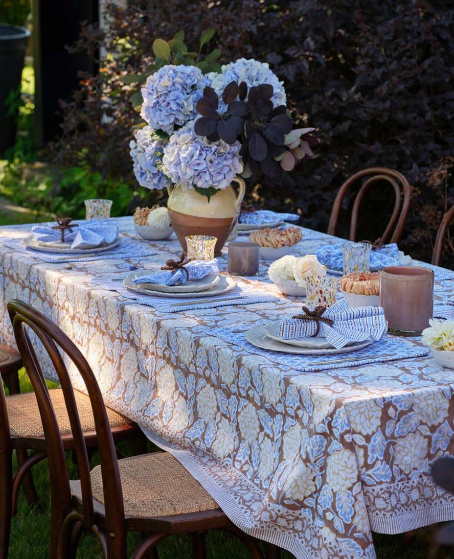 Blommig duk i bomull för festlig dukning
