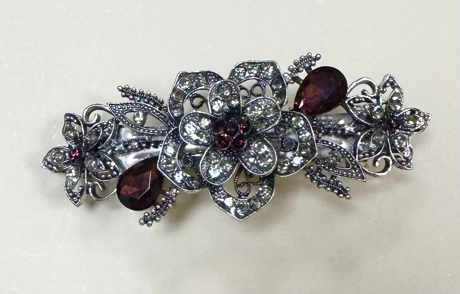 Klämma med strass- brun