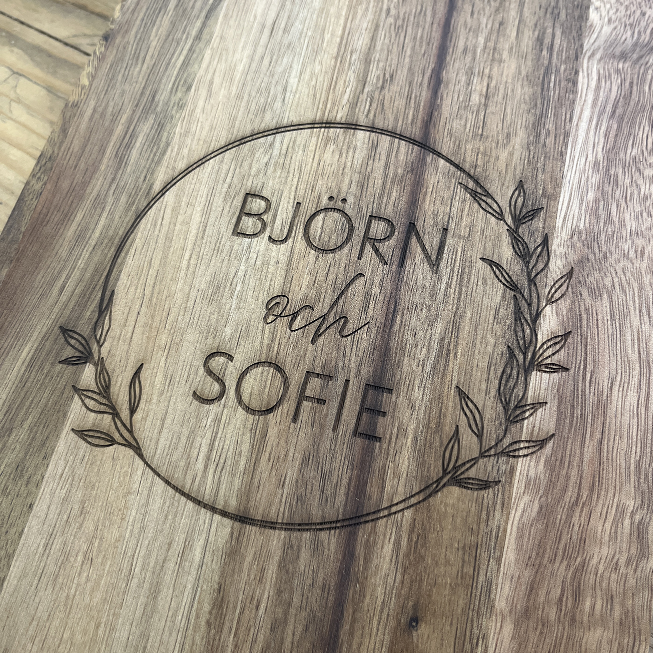 Cutting board Name in wreath - 2