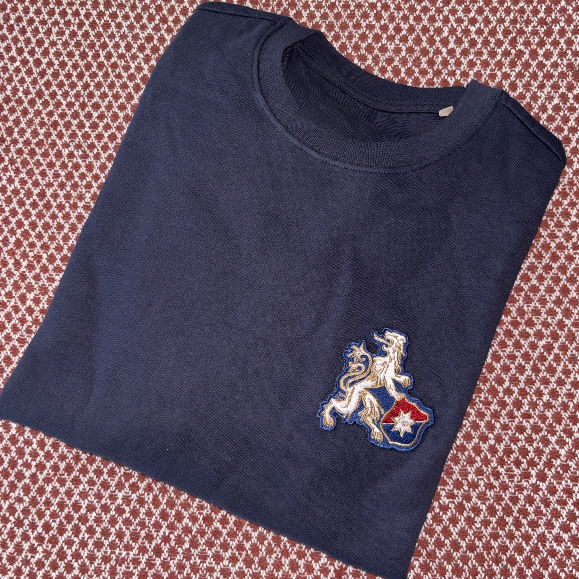 Blå sweatshirt med broderat märke - 2