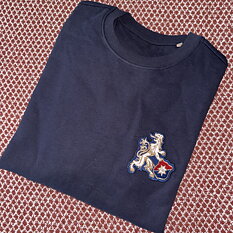 Blå sweatshirt med broderat märke