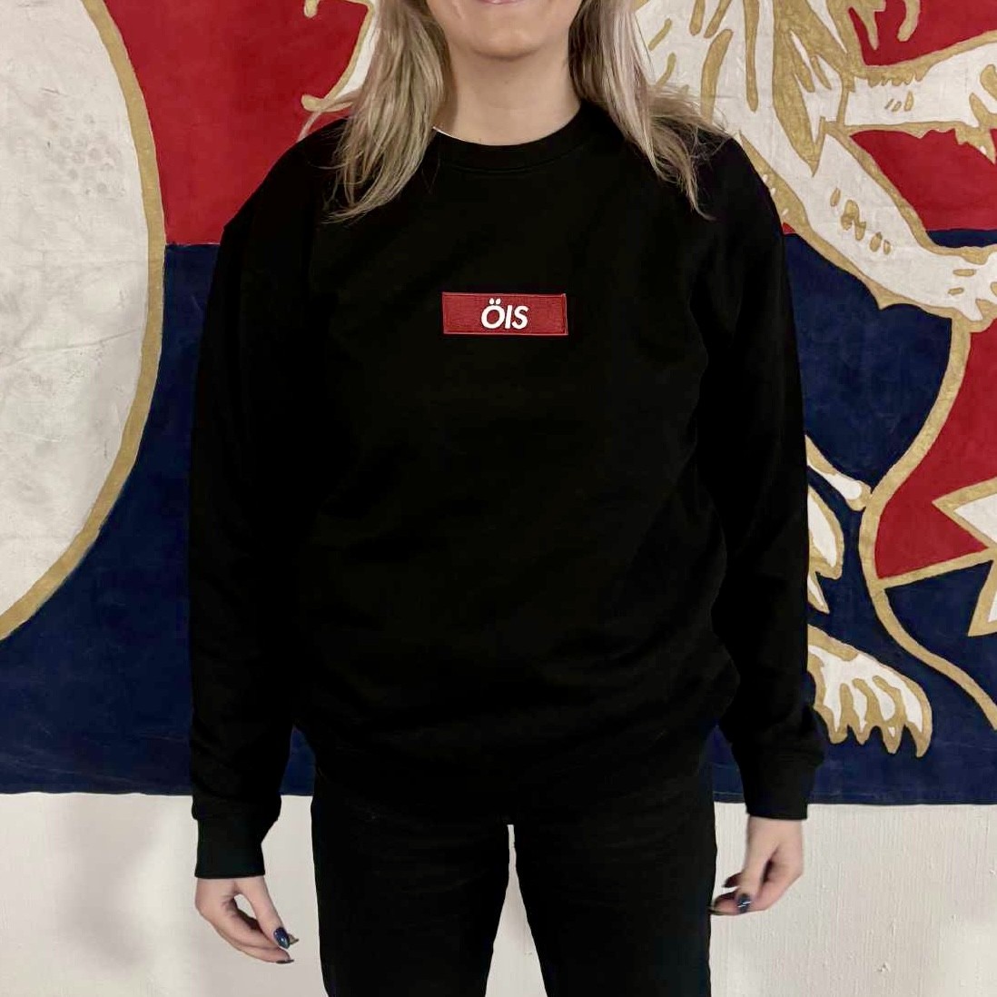 Svart sweatshirt med broderat märke