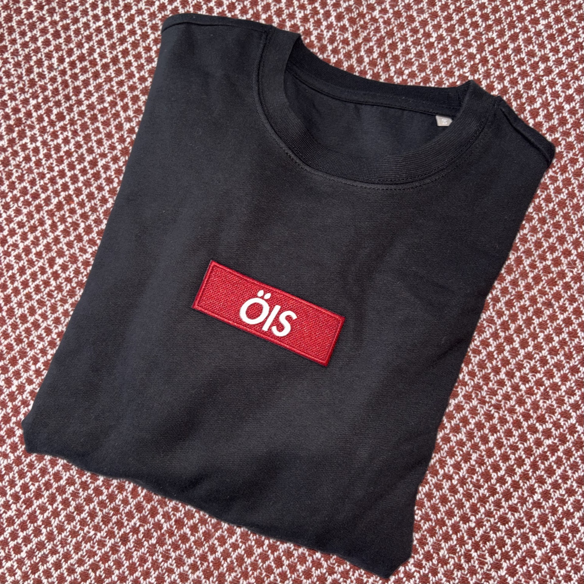 Svart sweatshirt med broderat märke - 2
